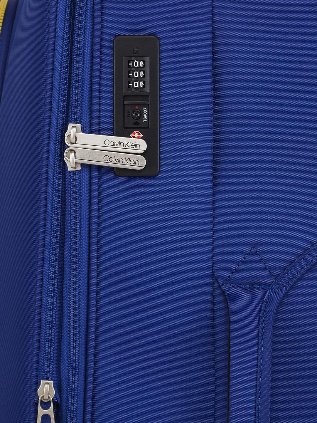 클로즈업 view 캘빈 클라인 스쿠버 레인지 여행 가방에 내장된 TSA 잠금장치에 대한 설명입니다.