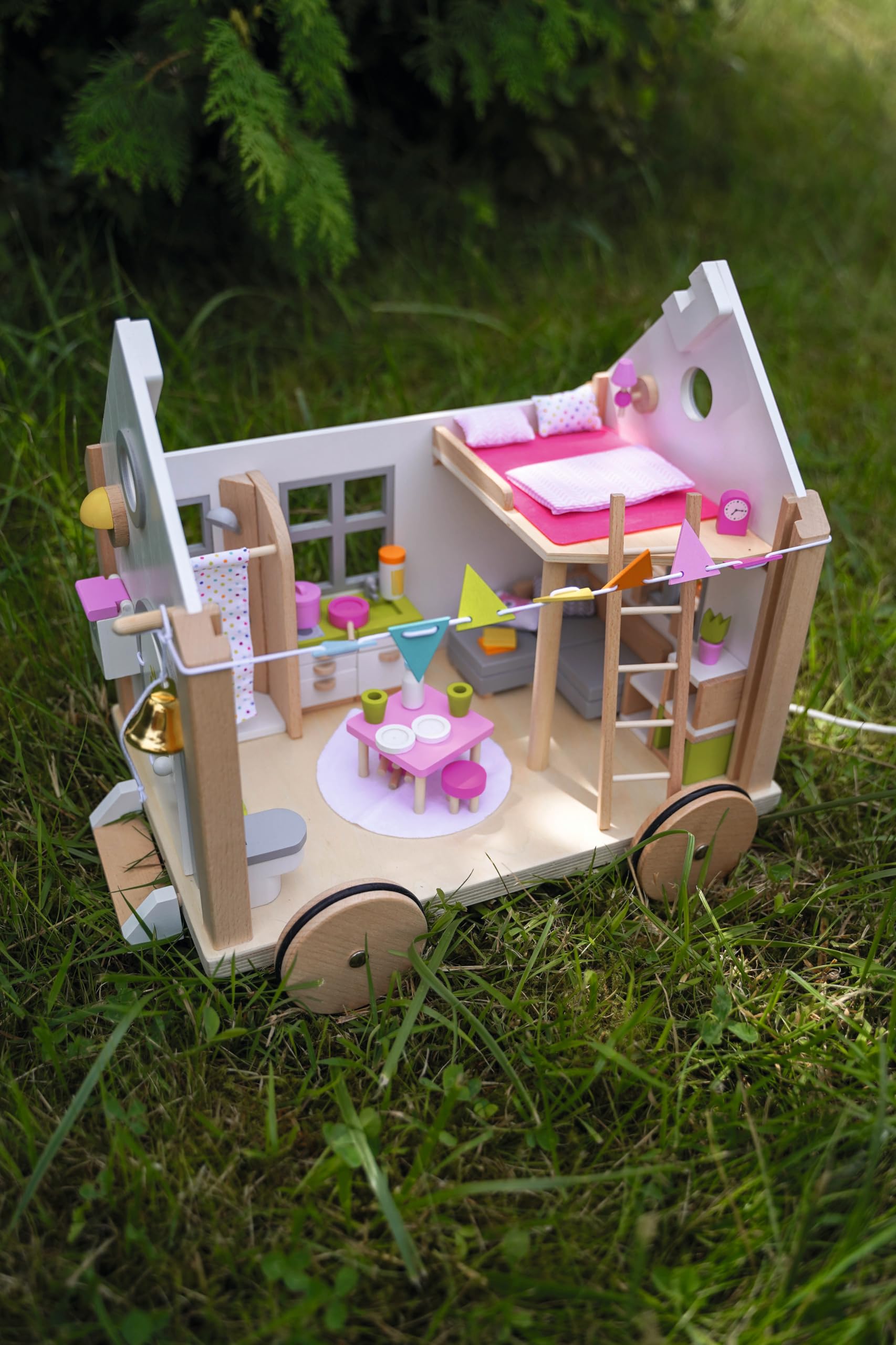 goki 51477 - Tiny House Hygge aus Holz und Textil für Mini-Puppen, Mobiles Puppenhaus im skandinavischen Stil, 38cm x 27cm x 33cm, 40er Set, ab 3 Jahre
