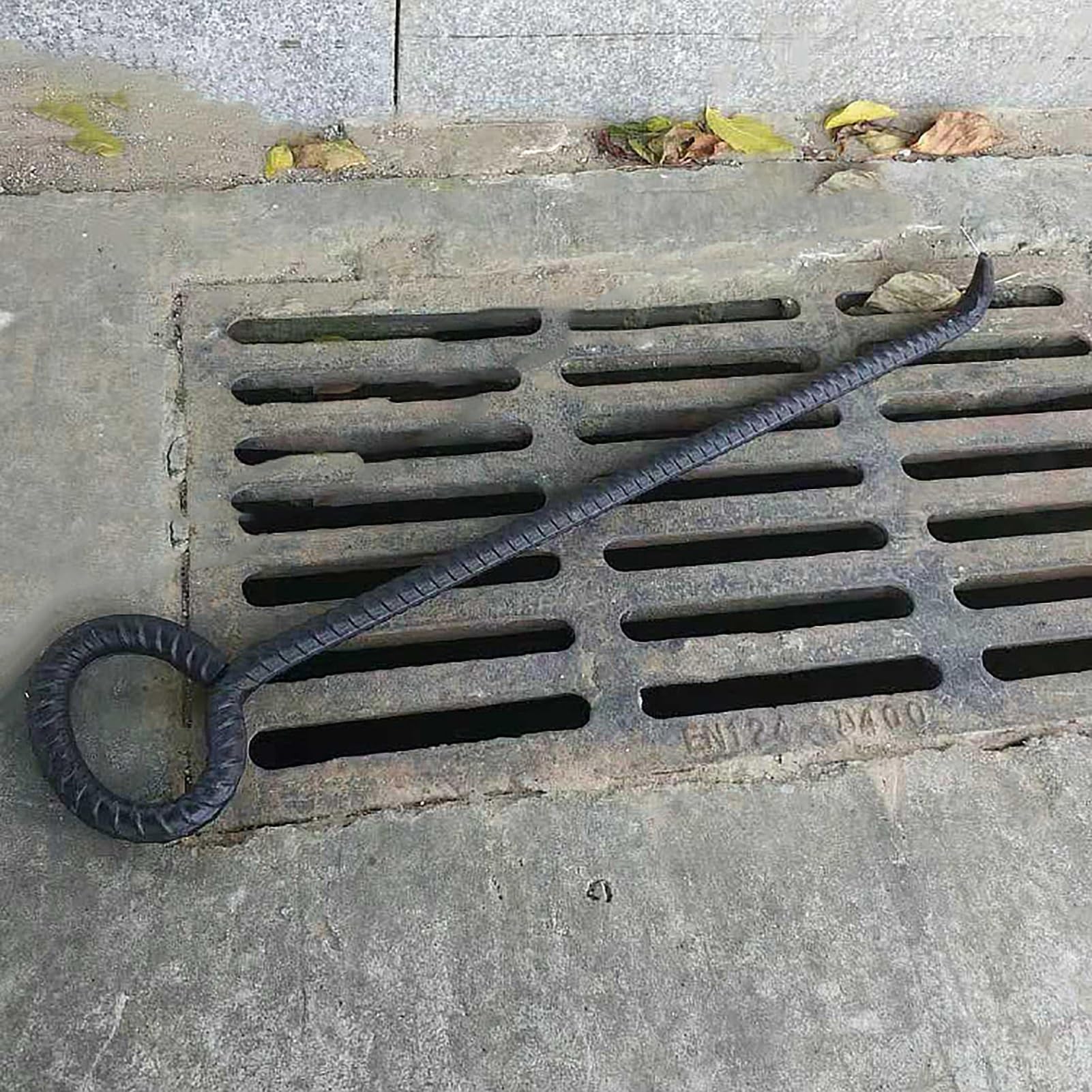 Outil de démontage de plaque d'égout pour l'accès aux compteurs d'eau