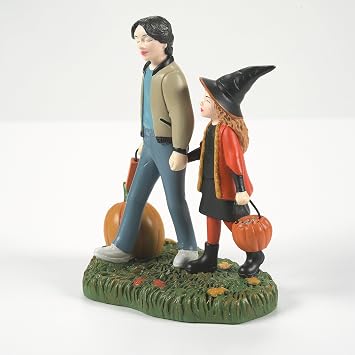 Department 56 Disney Hocus Pocus Village Accessories Max and Dani Trick or Treating Figurine, 3.15 Inch, Multicolor