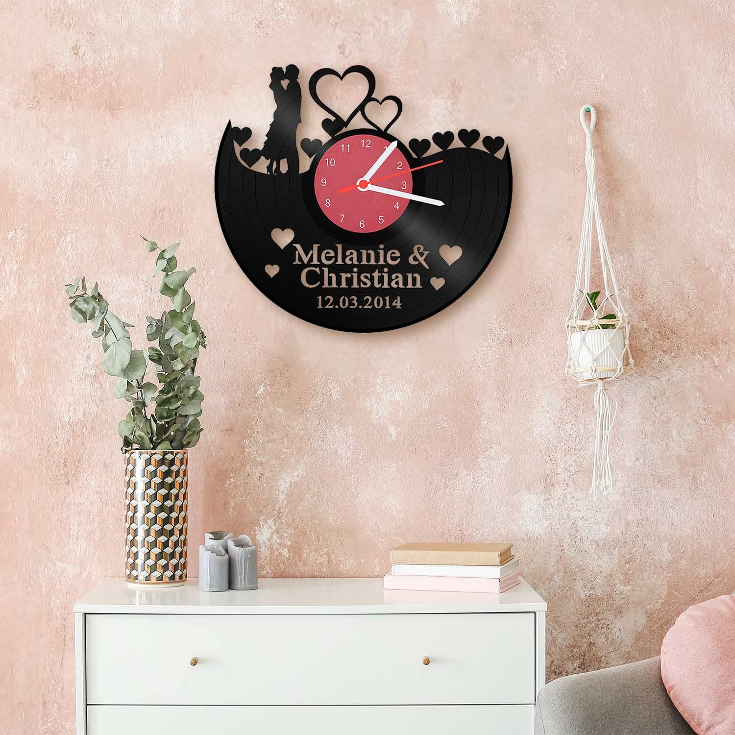 GRAVURZEILE Wanduhr aus Vinyl - ACH Du Liebe Zeit Upcycling Design - Personalisiert mit Name & Datum - Handmade Vintage-Uhr - Wanddekoration im Retro-Design - Made in Germany - Geschenk für Liebende