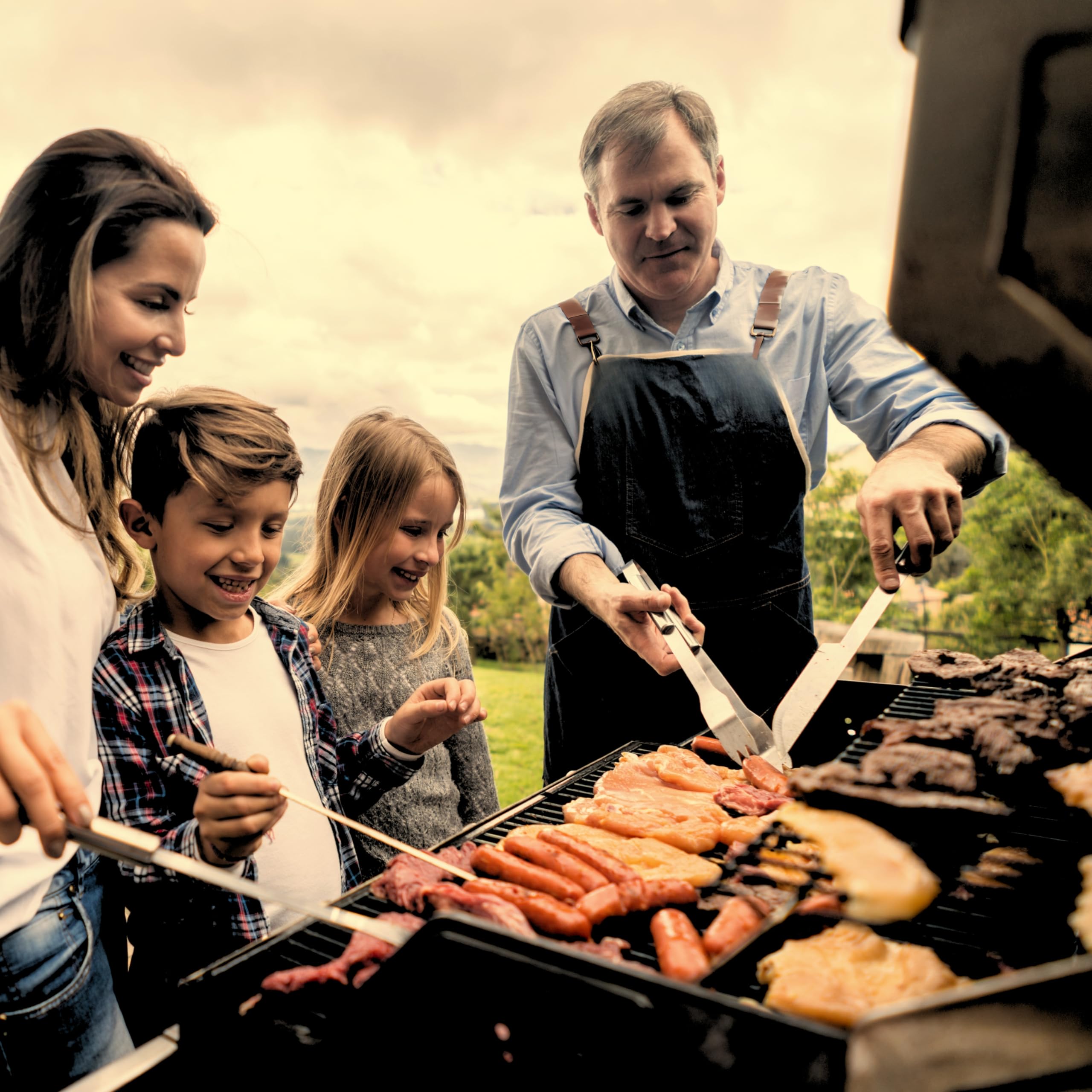 Przenośny futerał na przybory do grillowania z zestawem noży ze stali nierdzewnej, pęseta, szpikulec do grilla, fartuch płócienny, drewniana deska kempingowa i kuchenna, narzędzia do grillowania