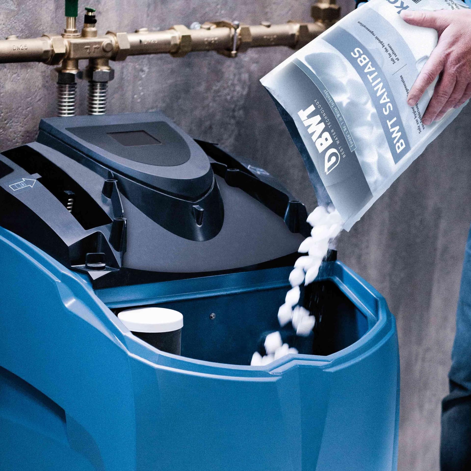 BWT Sanitabs Regeneriersalz mit Hygiene-Effekt, 8 kg | für BWT Wasserenthärter der AQA Serie, für AQA-Weichwasseranlagen, Integrierte Reinigungskomponente