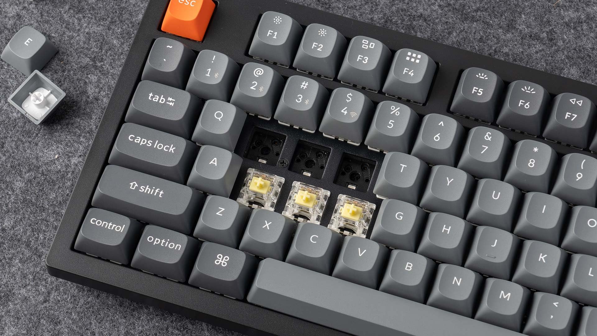 Keychron K10 Max – Tastiera Meccanica Wireless 100% ISO-IT con QMK, 2.4GHz, Bluetooth 5.1, Hot-Swap, RGB, Keycaps PBT e Switch Super Red [Immagine UK-ISO]