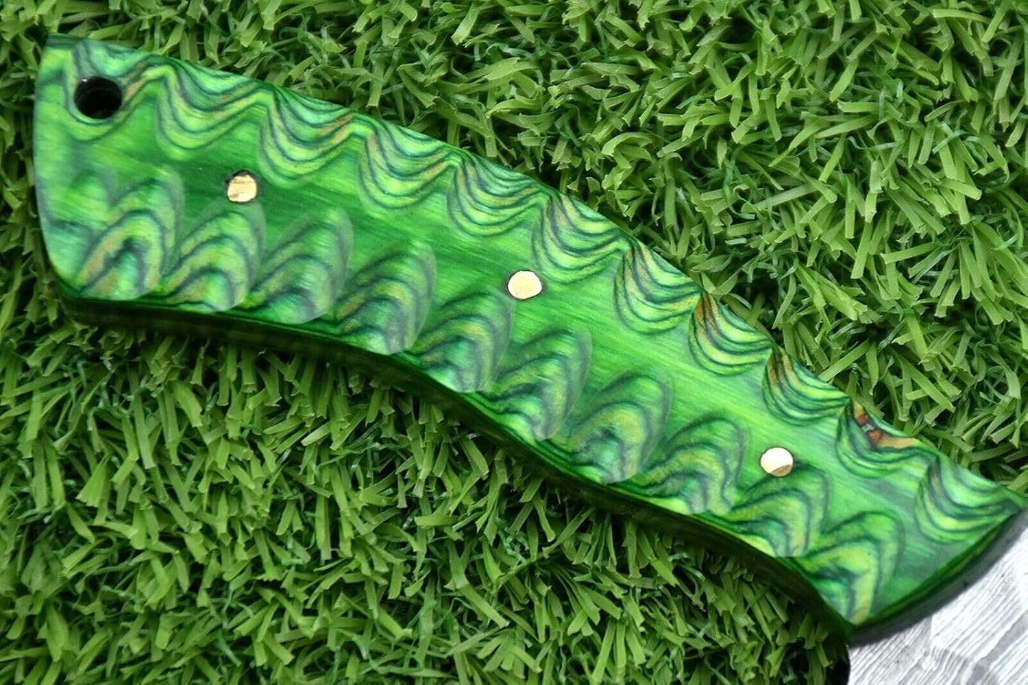 Damascus steel blade skinning knife with Leather sheath, 4.25 inches long Hand forged clip point blade with 3.75 inch cutting edge, Green wood scale Jigged with sturls, Includes Leather sheath