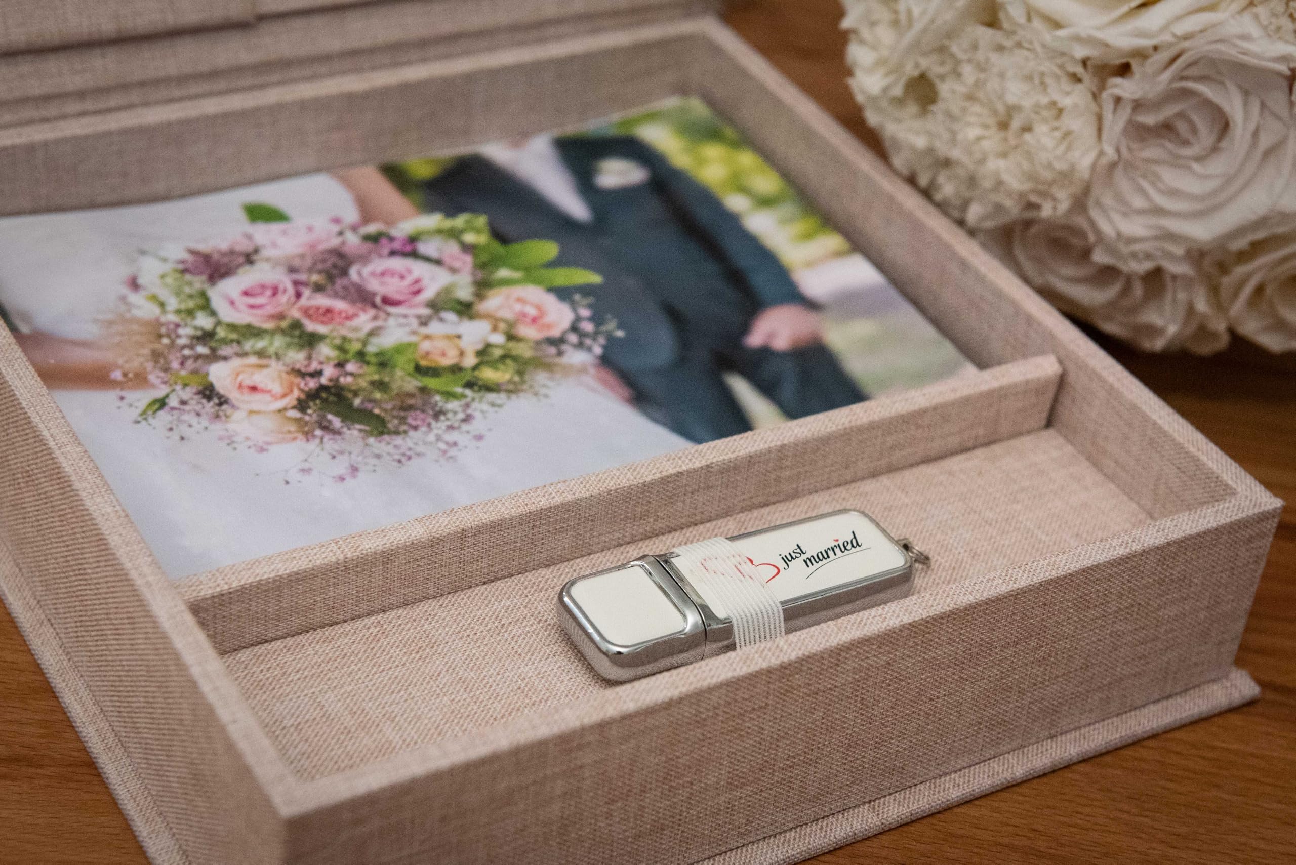 Élégante boîte photo, avec fente USB, boîte cadeau, pour clés USB et tirages photo 10 x 15 cm (sans USB), boîte de rangement, boîte de rangement, boîte à souvenirs, cadeau photo (beige, 18 x 18 x 5 cm