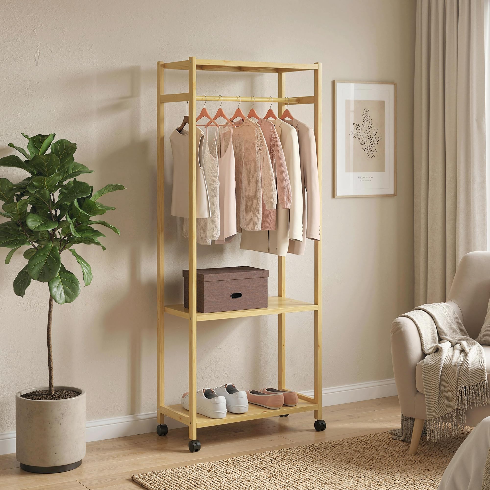 HOMCOM Stand Appendiabiti da Terra con Barra 70x35x175 cm Legno Naturale | 4 Ruote, Attaccapanni da Terra Salvaspazio, Ripiani Inferiori in Bambù, per Soggiorno, Camera da Letto
