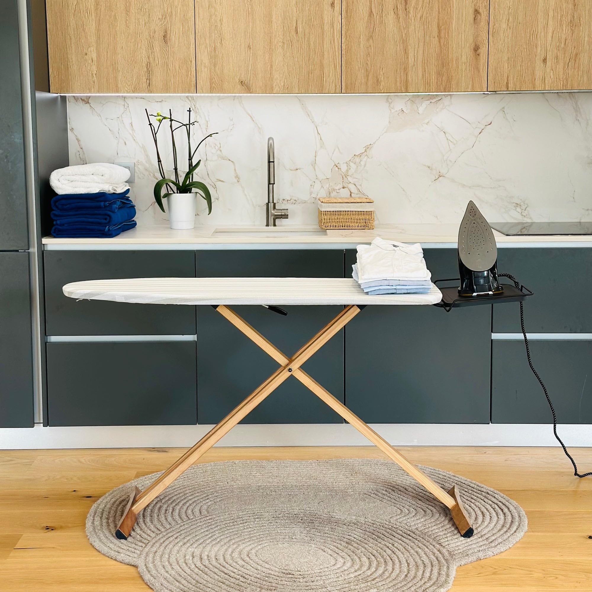 Table à Repasser NUBAR en Bois Massif 130x47 cm Hauteur réglable jusqu'à 92 cm avec Repose-Fer et Support Centrale Vapeur