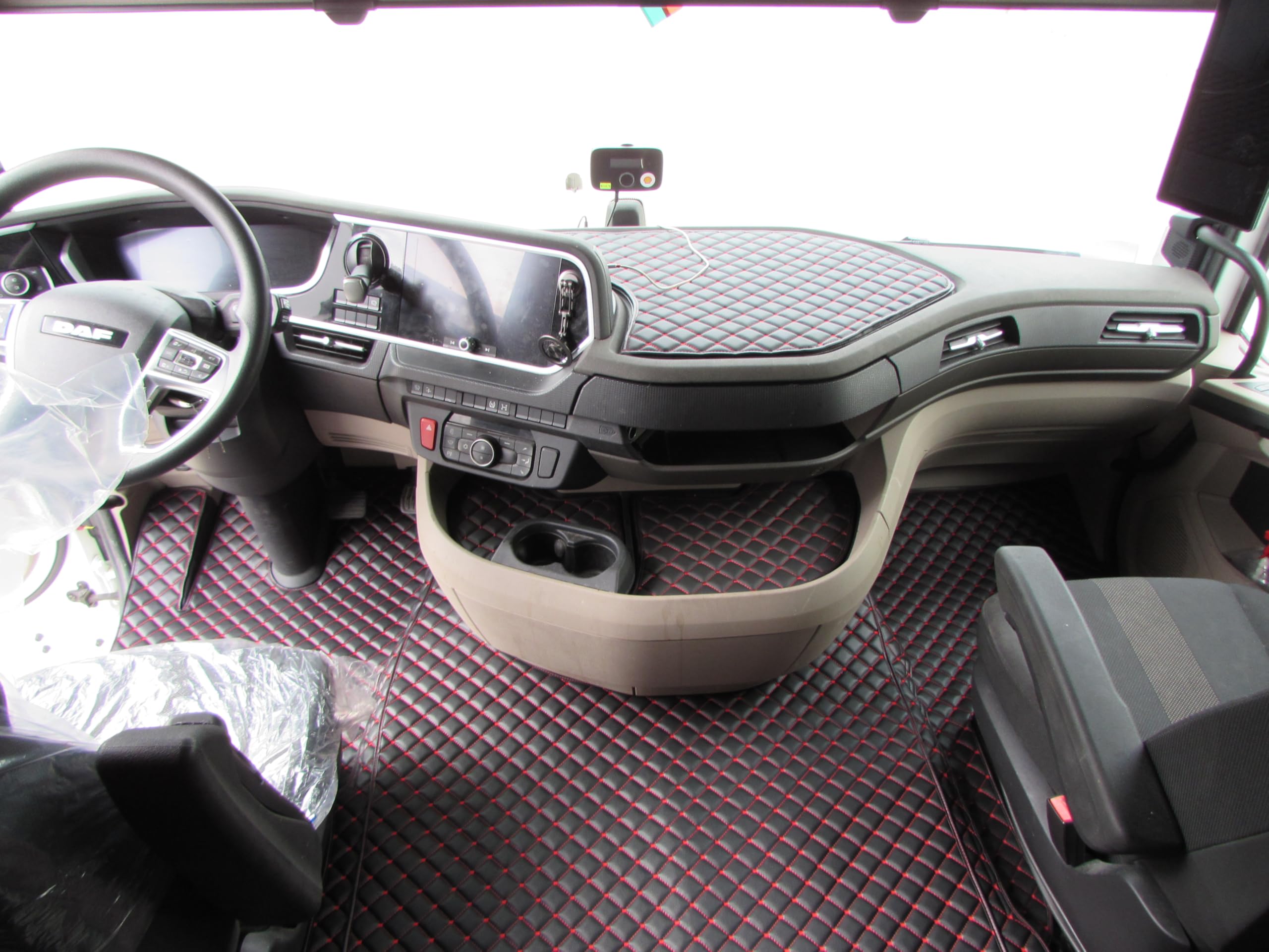 Alfombrillas de CAMIÓN + ALFOMBRILLA de SALPICADERO Conducción por la IZQUIERDA Diseñadas para DAF XF 106 2021+ EURO 7 AUTOMÁTICO 2 asientos neumáticos HILOS ROJOS Cuero Ecológico