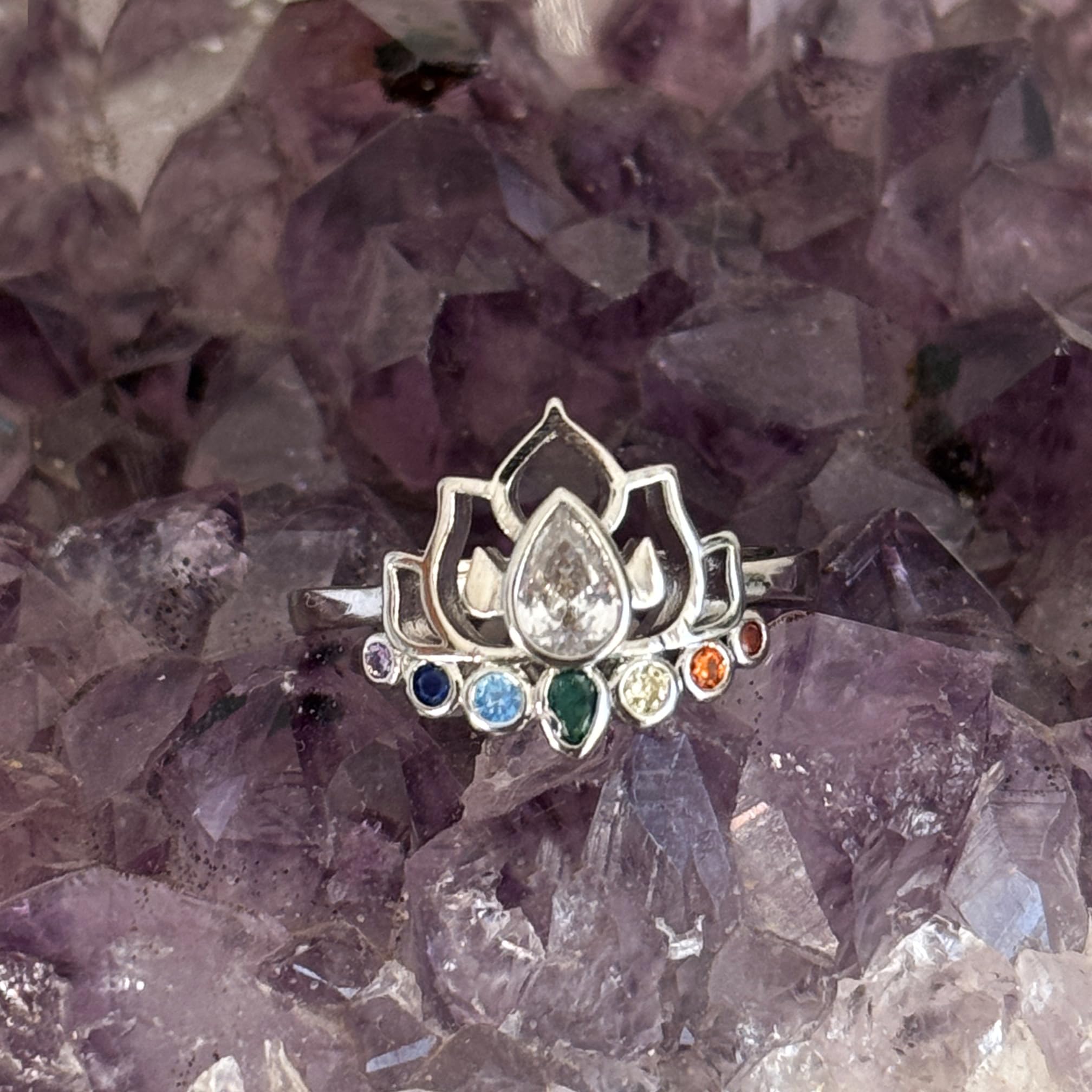 SIMBOLIKS Anillo Flor de Loto con 7 Chakras, Cristales Curativos y Energía Positiva, Incrustaciones de Circonita, Joyería Mística para Mujeres, Anillo de Yoga y Meditación