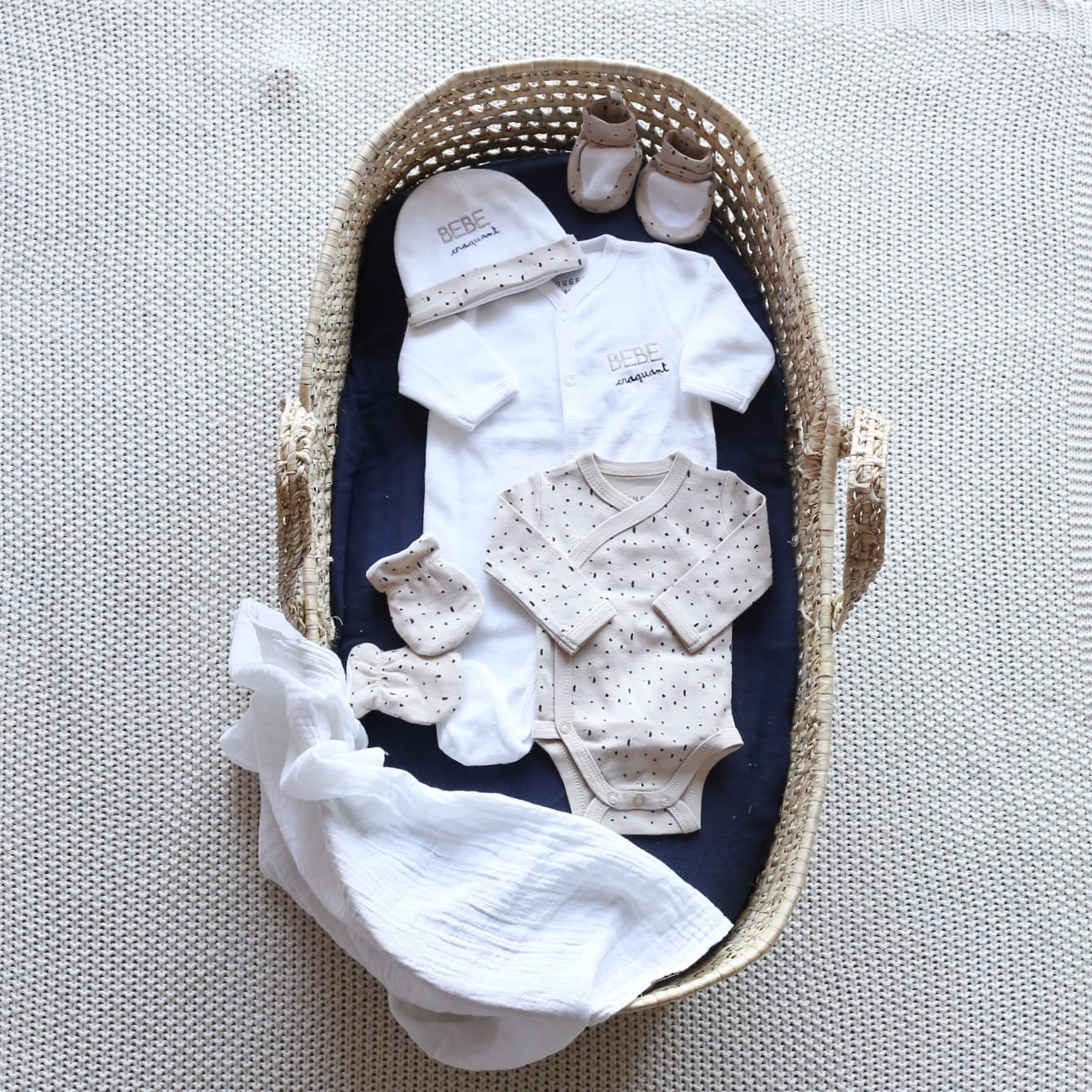 KINOUSSES - Kit de nacimiento para bebé (6 piezas) (Pyjama, Body, Bonnet, calientes, mosfles y bolsa de almacenamiento) - Niño, Unisex - Terciopelo - 1 mes