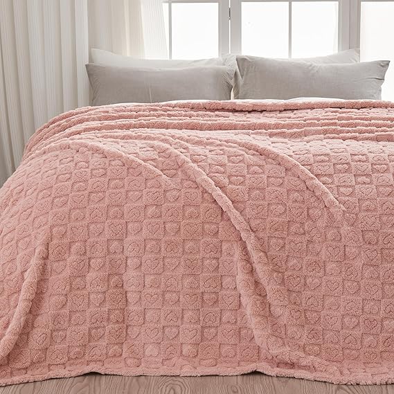 NEWCOSPLAY Super Soft Queen Blanket Pink Premium Silky Flannel Fleece 3D Heart Checkered Lightweight Bed Blanket All Season Use (Pink Heart, Queen(90"x90"))