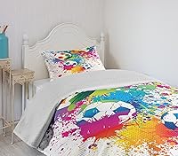 Vista 4 de Ambesonne Juego de colchas de fútbol, salpicaduras de colores en todas partes de pelotas de fútbol con puntuación del campeonato de la Copa