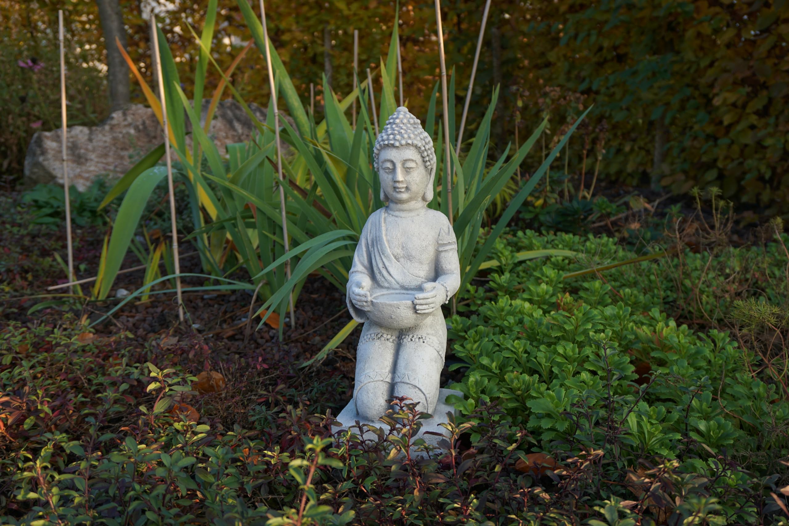 gartendekoparadies.de Buddha Statue auf einem Podest, Steinfigur aus Steinguss, Weißbeton, Frostsicher für Außenbereich, H. 43 cm, 9 kg (Grau)