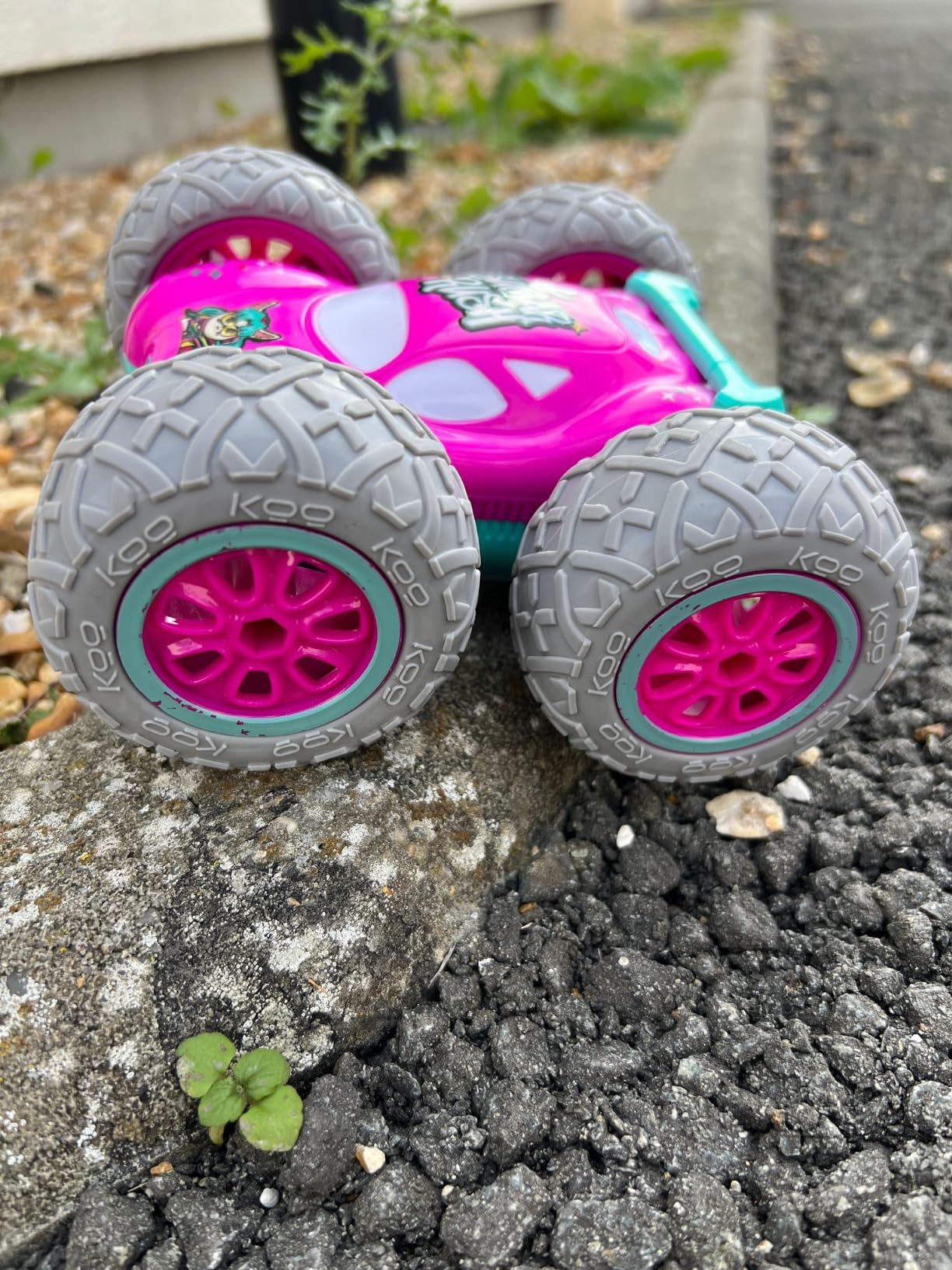 KOO Be Blip Kaoru- Voiture Télécommandée - Batterie Rechargeable - Lumières LED - Télécommande Universelle à 3 Piles (Non Fournies) - 2.4Ghz 12km/h - A Partir De 5 Ans - KAB-KOO-0002