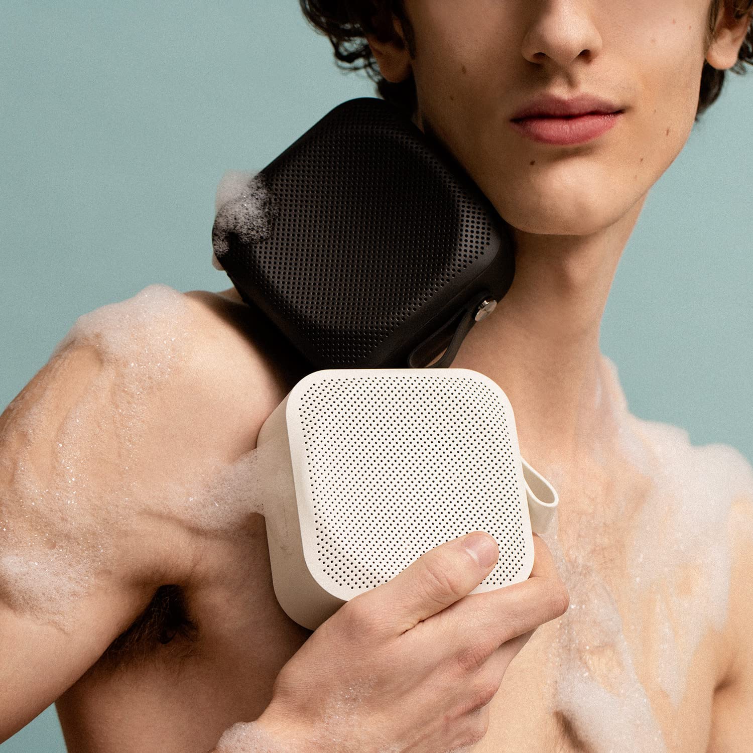 Sudio F2 Enceinte Bluetooth Portable avec étanchéité IPX7, Fonction de Transmission, entrée auxiliaire 3,5 mm, 15 Heures de Lecture (Blanc)