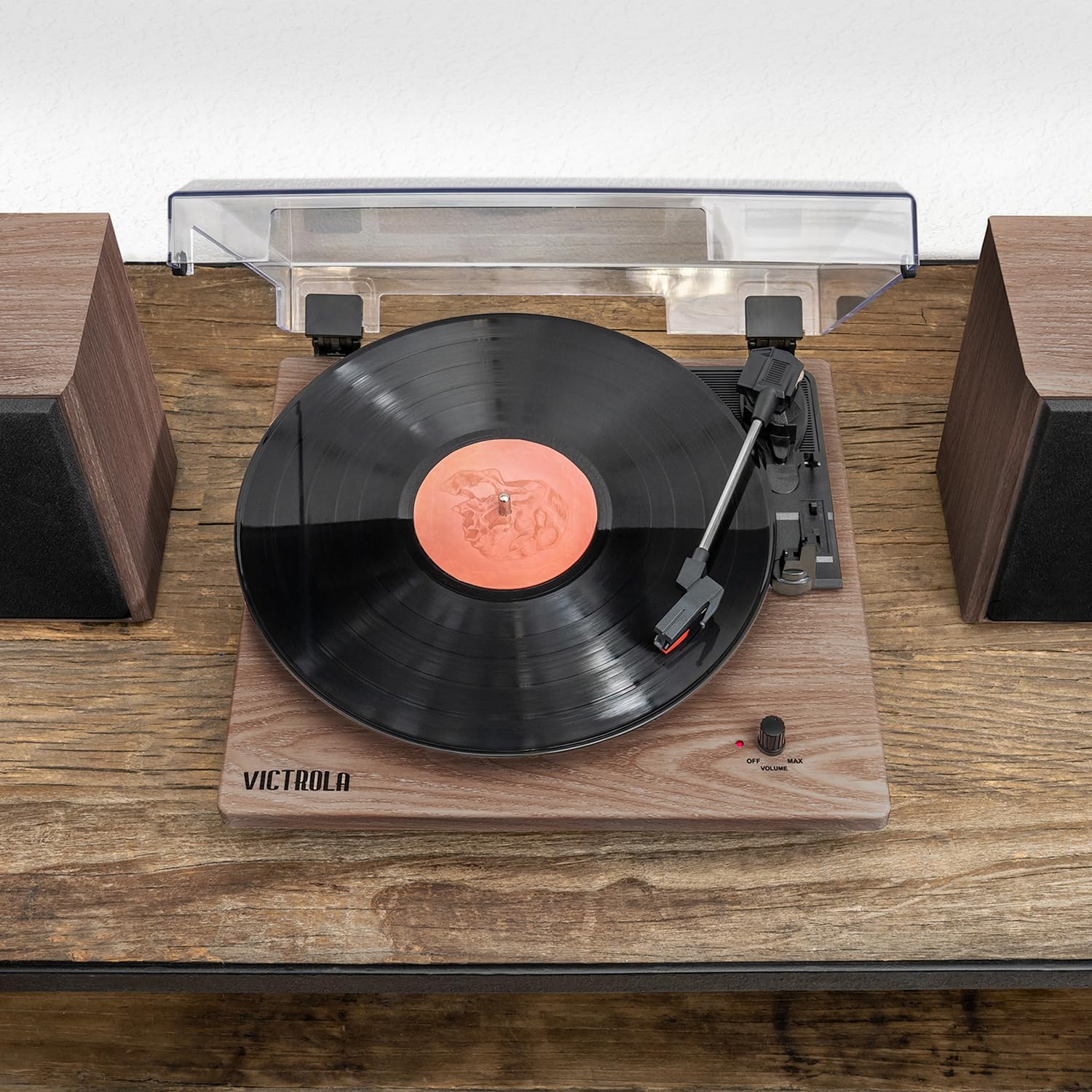 Victrola Montauk Vinyl-Plattenspieler Mit 3 Geschwindigkeiten, Bluetooth-Stereolautsprechern, Riemenantrieb, RCA-Ausgang, 3,5-mm-Kopfhöreranschluss & Staubschutzhaube (Farmhouse-Walnuss-Finish)