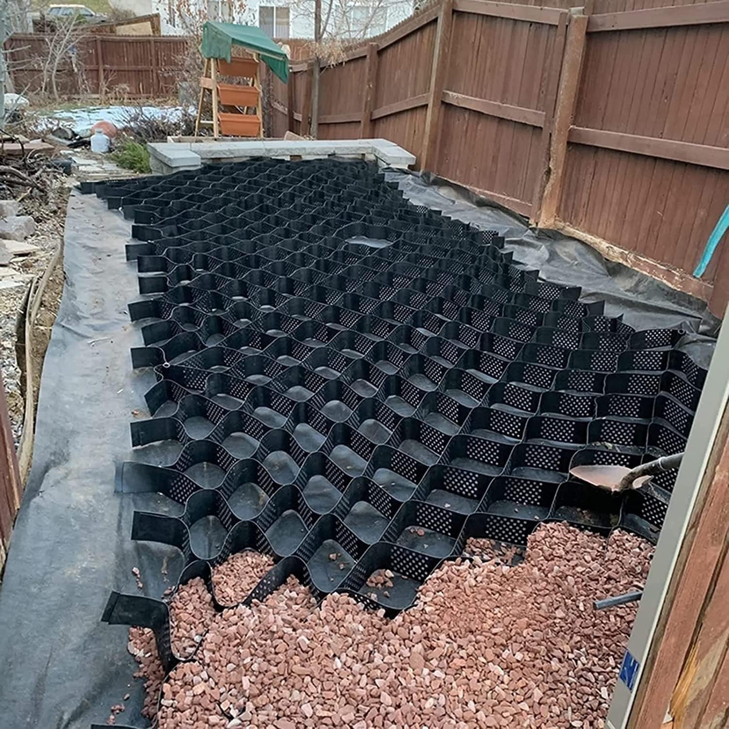 Stabilisateur de mur de soutènement pour aménager une allée en pente stable