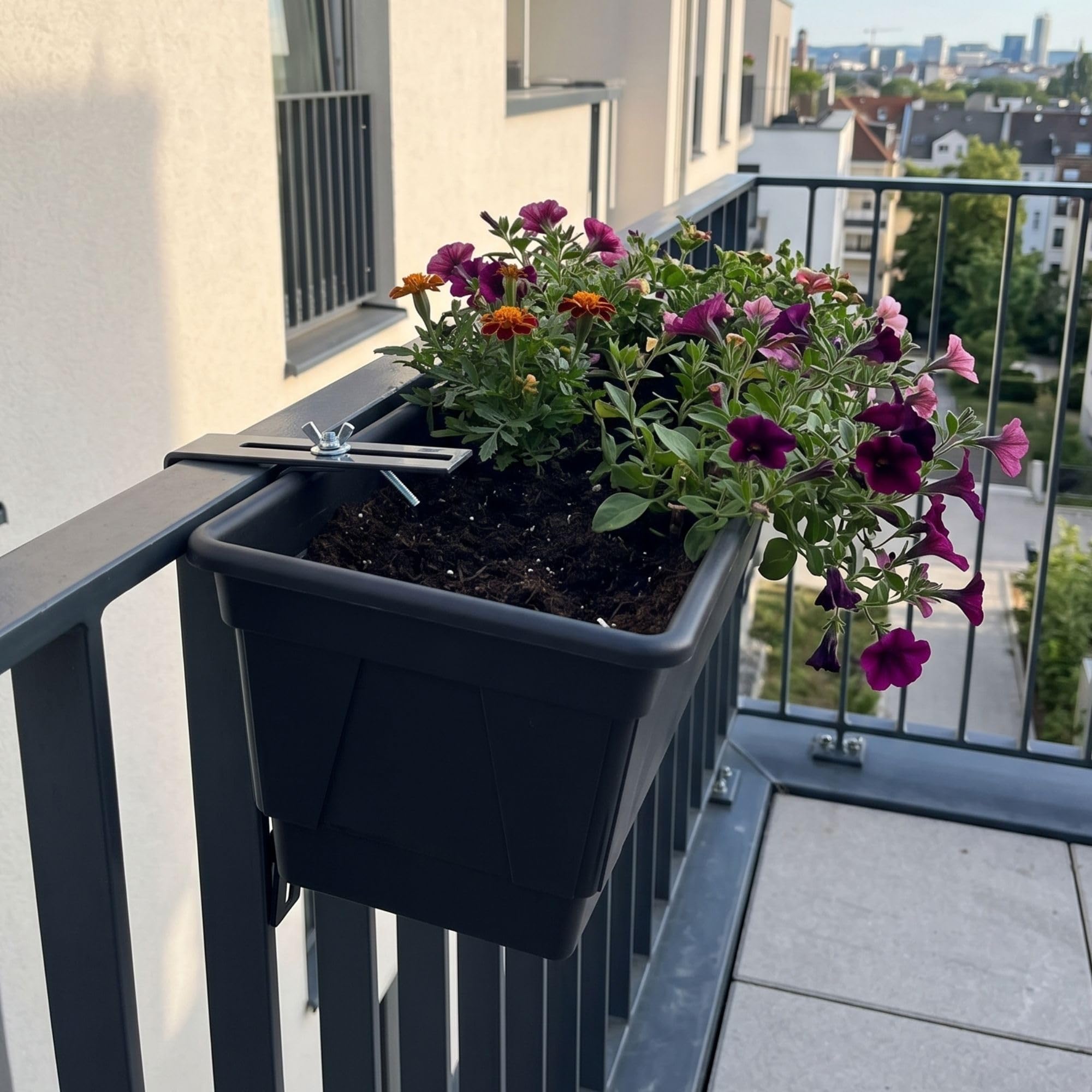 Plastard Blumenkasten 80 cm Anthrazit selbstwässernd Pflanzkasten | robuste Metallhalterung - Witterungs- UV- & frostbeständig Pflanzkübel für Balkon, Garten & Terrasse mit Wasserstandsanzeiger