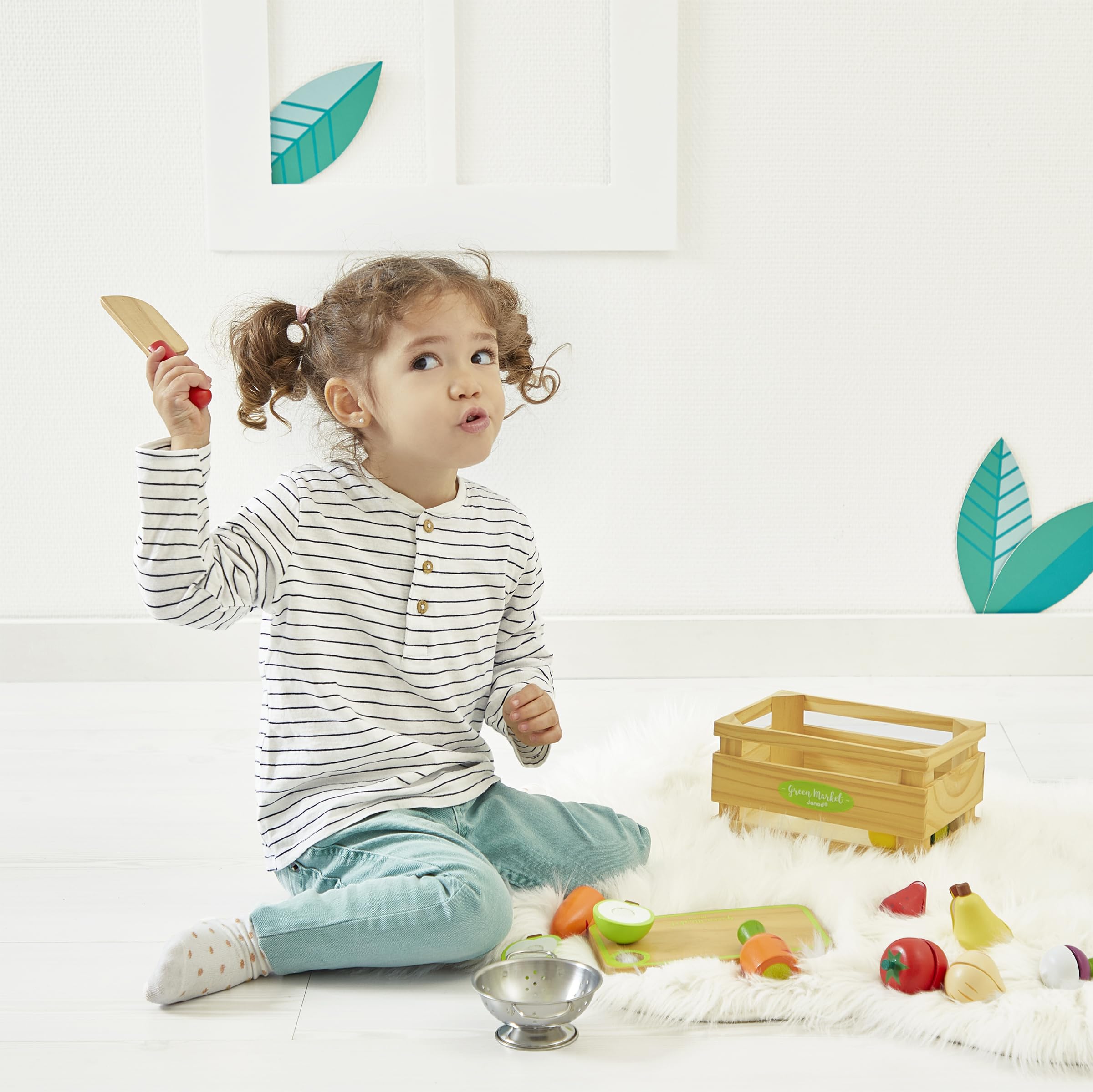 Janod - Green Market Fruits and Vegetable Maxi Set - Market Crate with 9 Velcro Fruits and Vegetables to Cut - Wooden Board and Knife - Metal Colander - from 3 Years Old, J06607