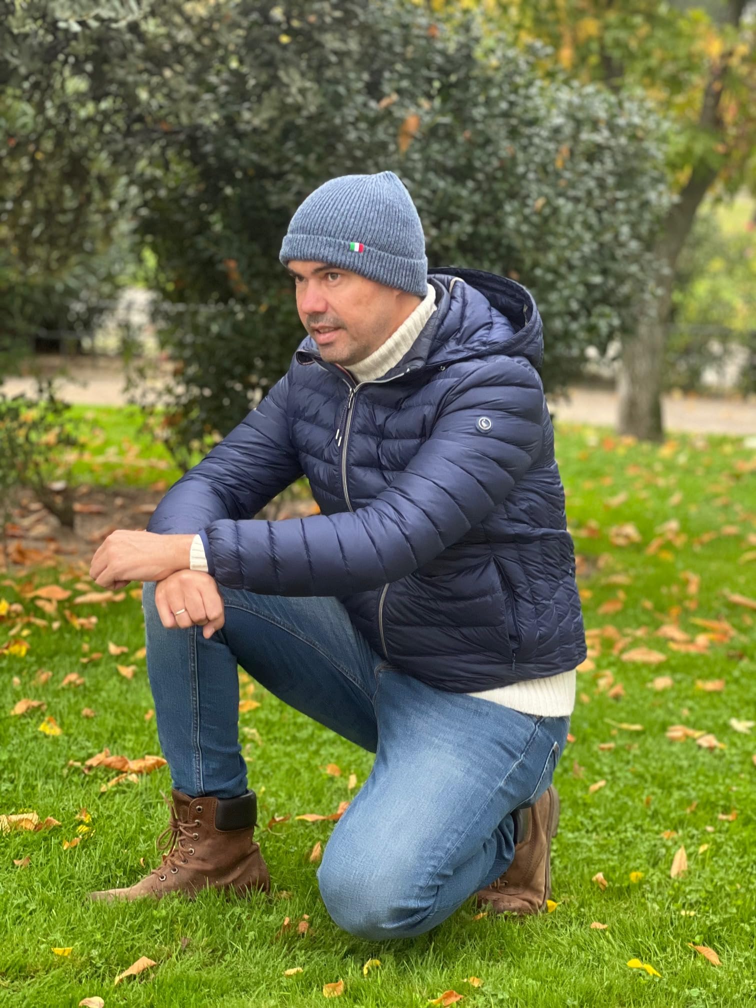 Gorro 100% lana merino con la bandera italiana. Fabricación artesanal. Hecho a mano. Gorro para hombre. Gorro de mujer. Gorro de lana de punto.