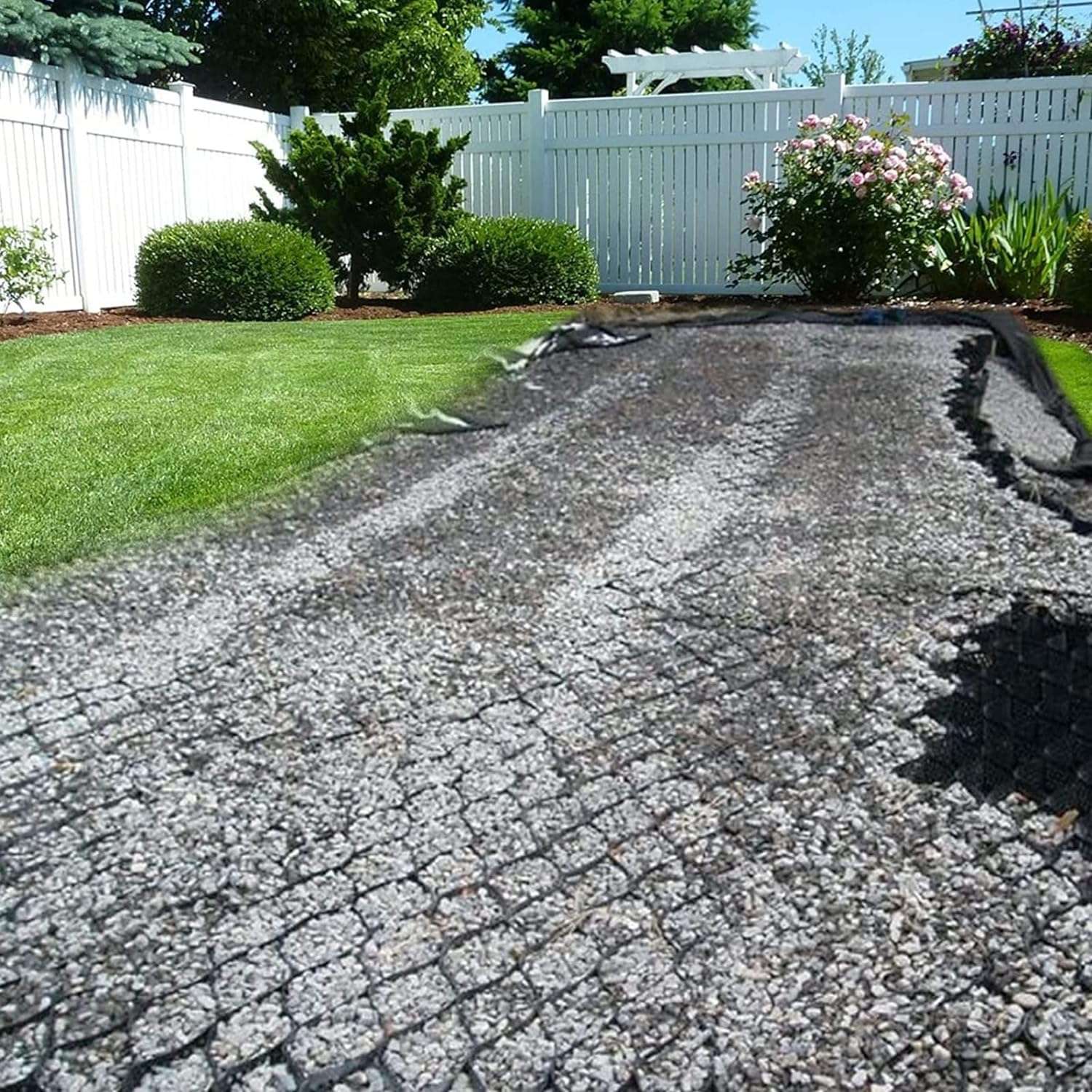 Géogrille antidérapante et anti-déformation pour stabilisation de sol de cour