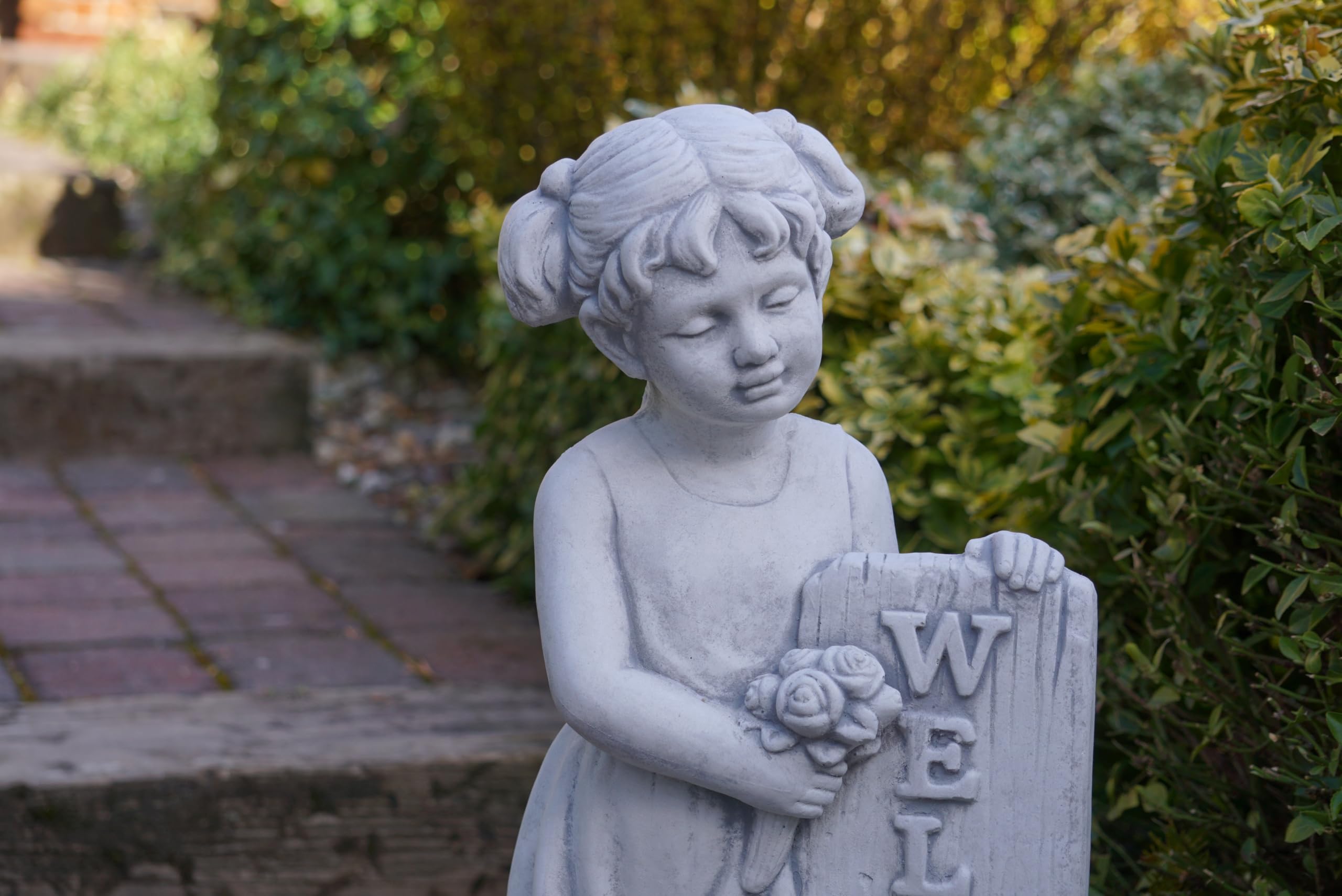 gartendekoparadies.de Kamienna figurka dziewczynki z tabliczką Welcom, szara, biały beton, 60 cm, 22 kg, odporna na mróz, dekoracja ogrodowa do wejścia