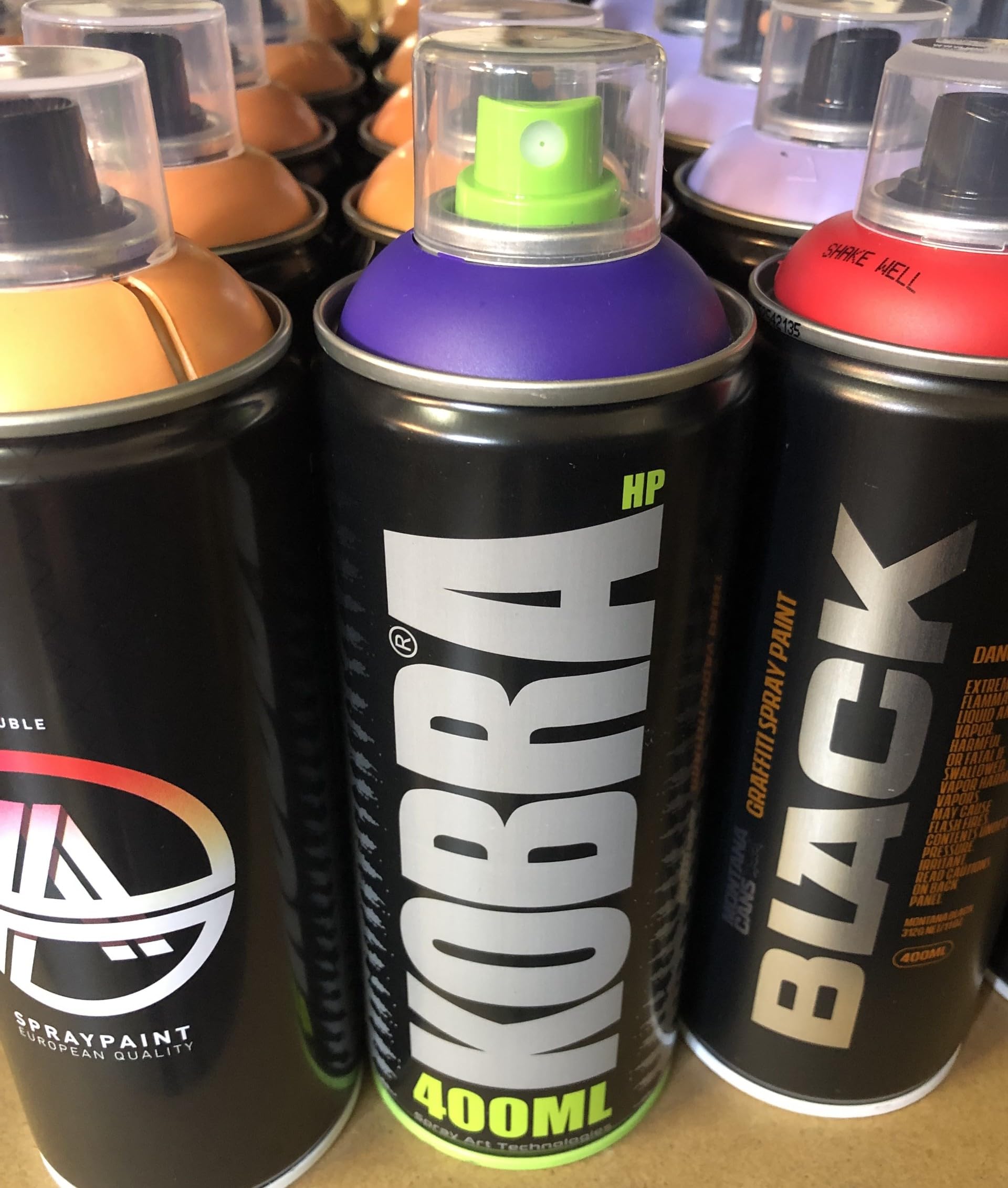 KLAMOTTEN STORE KOBRA Sixer - Graffiti Sprühdosen Set mit schwarz & weiß - mattes Farspray mit hoher Deckkraft 6 x 400ml - high pressure