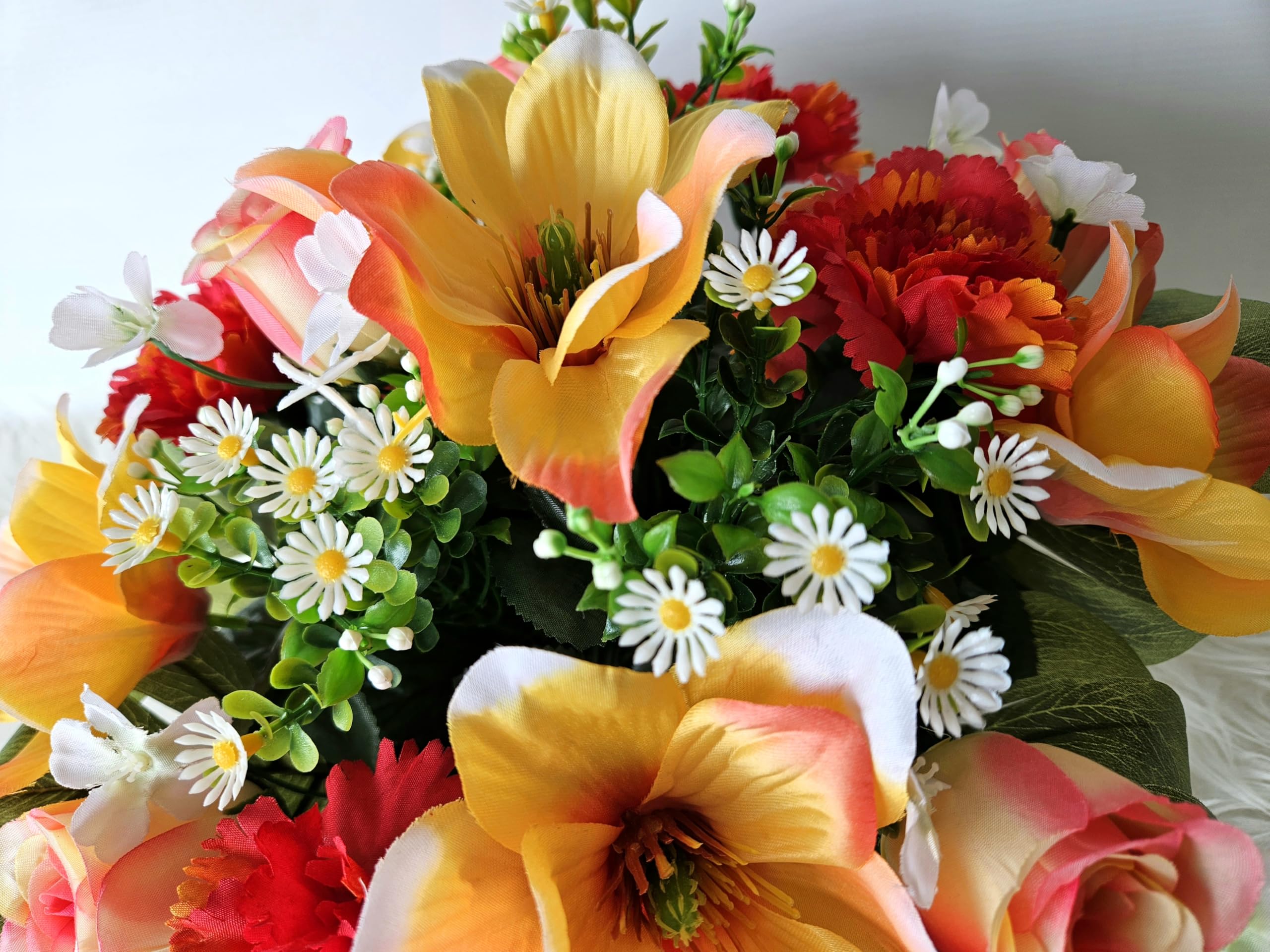 Composition de Fleurs Artificielles Lesté Ciment pour Une Parfaite Tenue à L' Extérieur Vu Son Poids et Son Pot en Forme de Charlotte. Réalisé par nos Soins, Fleurs de Qualité.