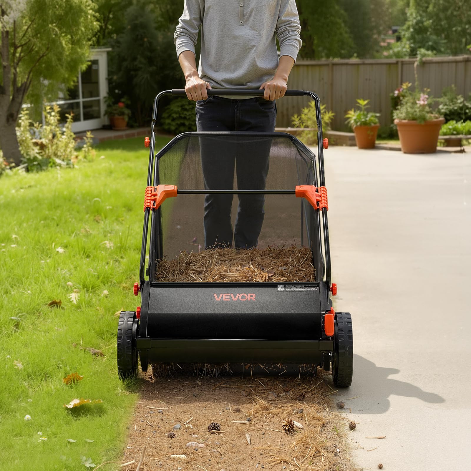 VEVOR Barredora Peinadora Césped Manual, Ancho de Trabajo de 66 cm, Cepillo para Césped, Saco de Recogida de 198 L, 10 Alturas Ajustables, para Limpiar Hojas Piñas Agujas de Pino en Jardín Acera Patio