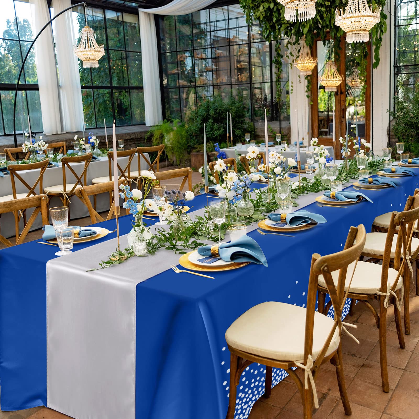 Tudomro 16 manteles desechables de plástico rectangular de 54 x 108 pulgadas con camino de mesa de satén de 12 x 108 pulgadas para decoración de bodas, fiestas de cumpleaños (plateado y azul oscuro)