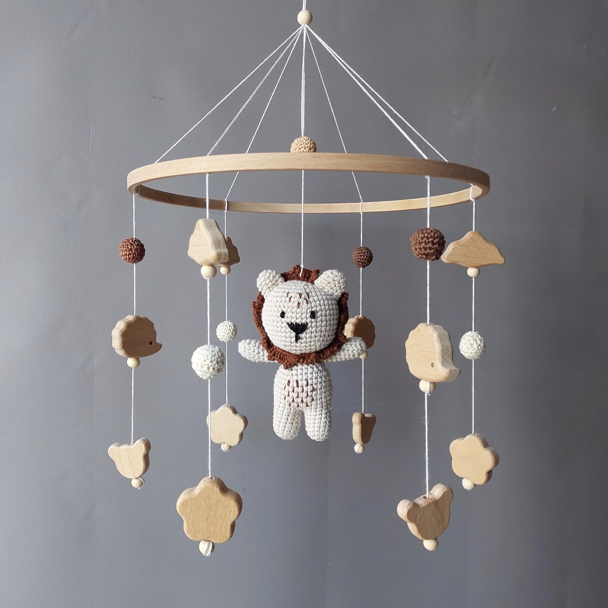 Handgemachtes Baby Mobile in Braun mit gehäkeltem Löwen – Kinderbett Mobile aus Holzperlen, Blättern & Baumwolle – Safari & Afrika Deko fürs Babyzimmer – Neugeborenen Geschenk