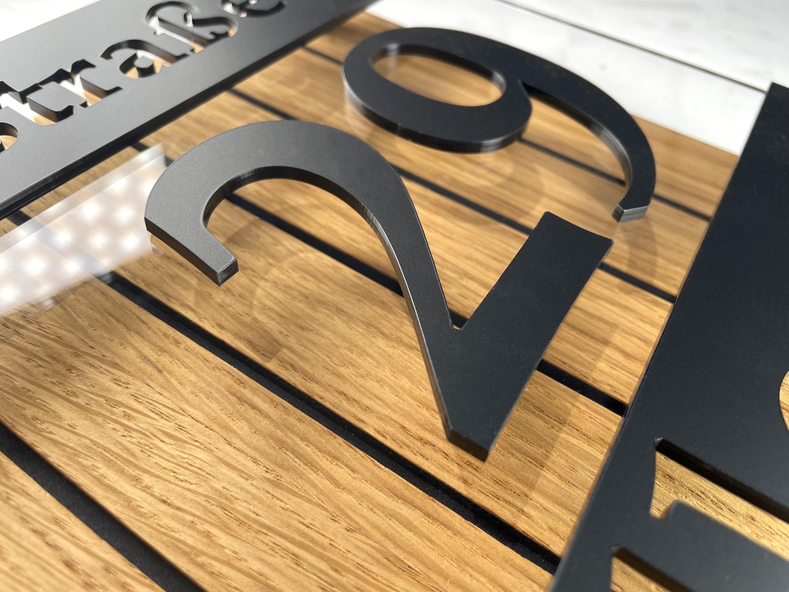 Hausnummern hausnummernschild schwarz schild Adressschild haus hauswand personalisiert acrylglass 3d individuelles design (Eiche mit Streifen, 20x30cm)