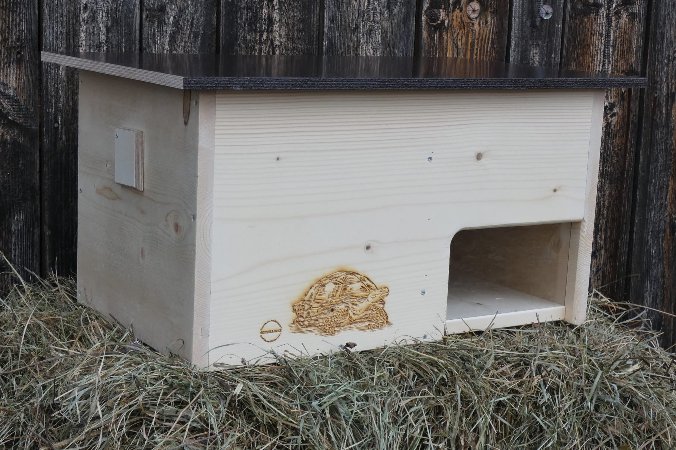 Schildkröte Premium Schildkrötenhaus XXL (L:60cm; B.40cm; H:31cm) mit Sonnendach, Windfang, Einstellbarer Belüftung und Plexiglastor 18mm Vollholz Fichte