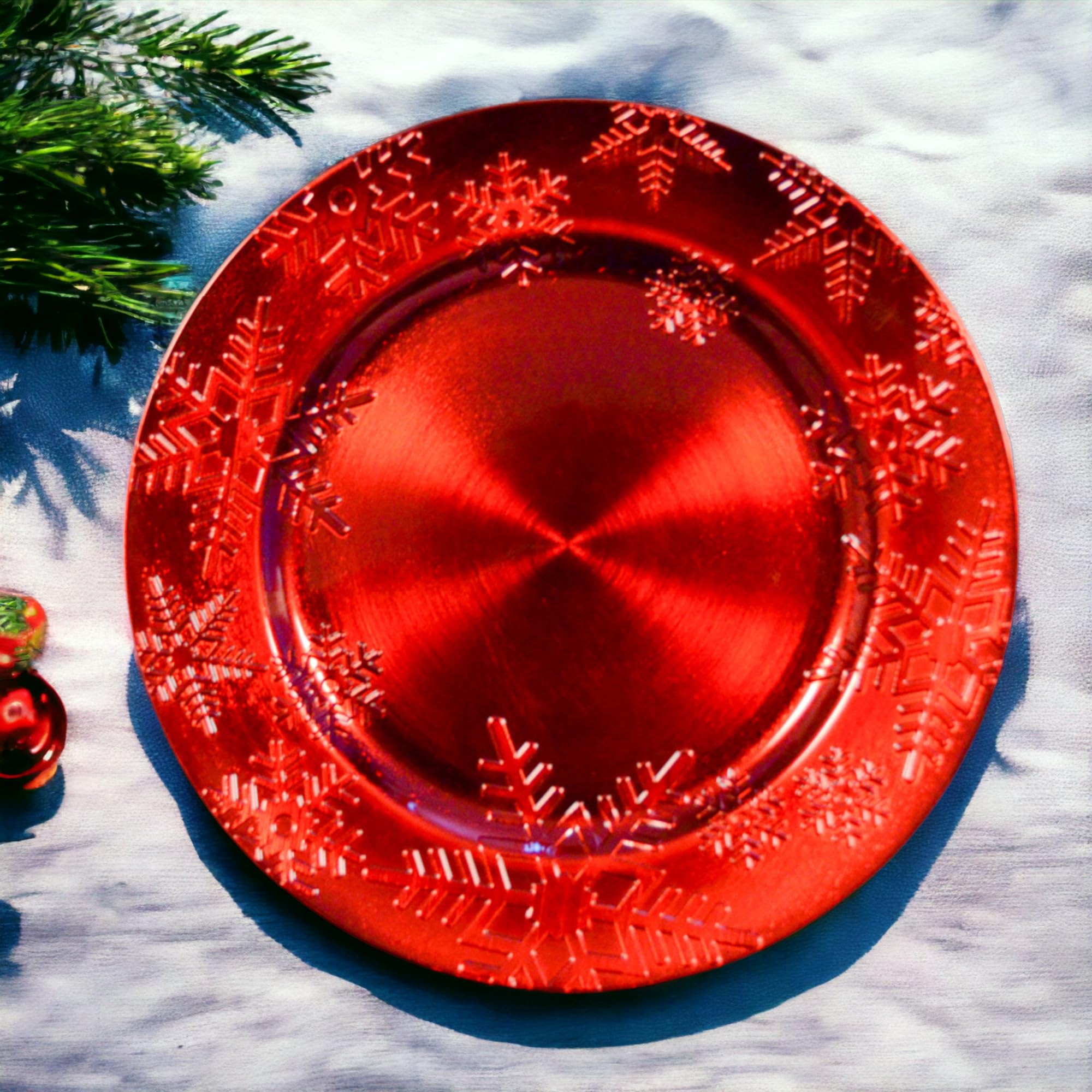 Sottopiatti Rosso FIOCCO DI NEVE Bordo SPAZZOLATO, uso Decorativo in plastica Rigida Bordo RIGHE, Tondo 33 cm, Natale cenone sotto Piatto Natalizio Cenone Capodanno Aperitivo (6 e 12 pz) (12)