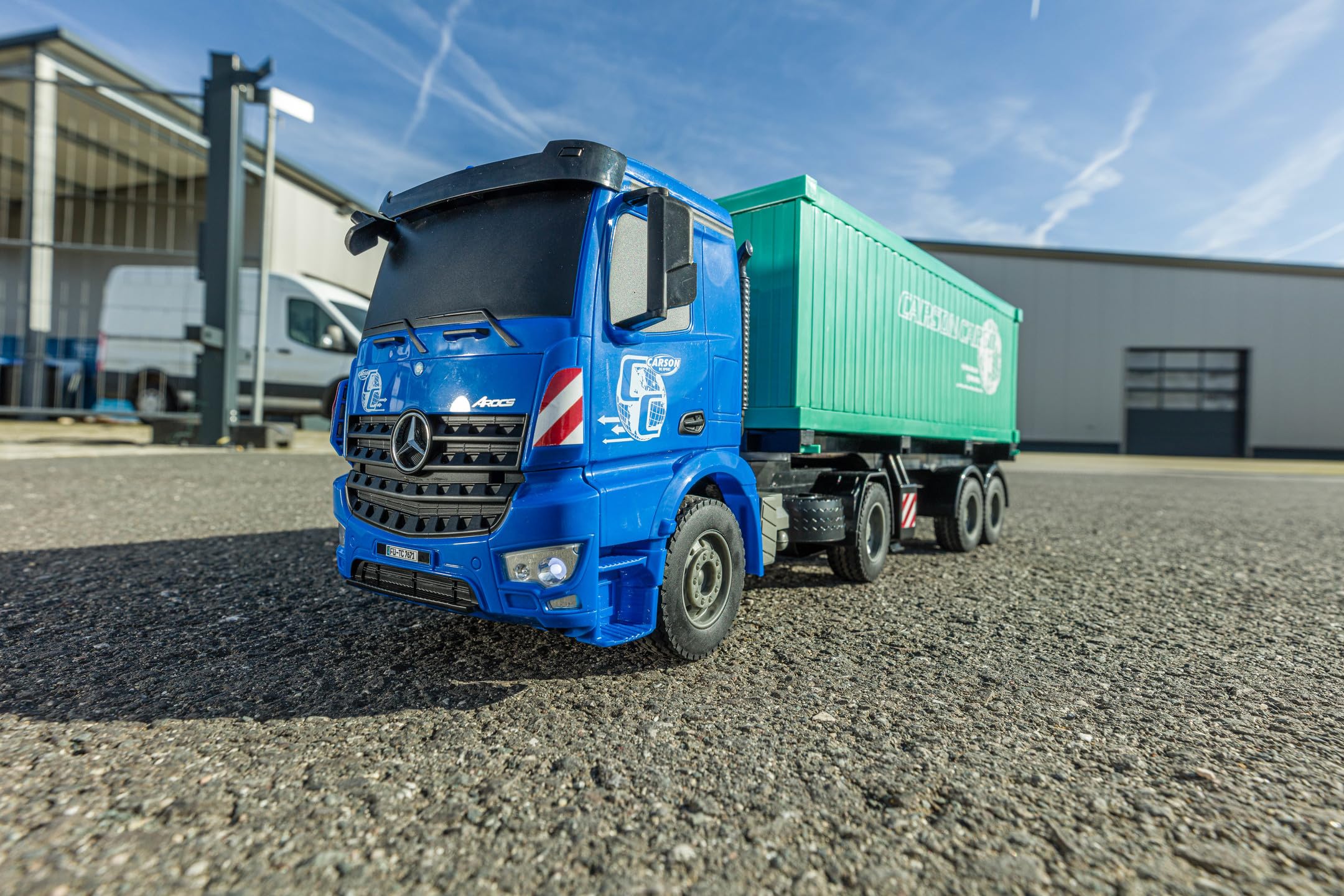 Carson 500907671 1:20 MB Arocs z kontenerem 100% RTR - Pojazd sterowany radiowo, ciężarówka z funkcjami dźwięku i światła, baterie i sterowanie radiowe, 30 minut jazdy