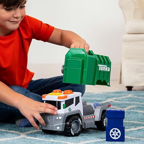 Miniatura 6 de Tonka, Crank and Haul - Camión de basura fabricado con plástico resistente, camión de construcción de juguete blanco y verde para niños, a partir de