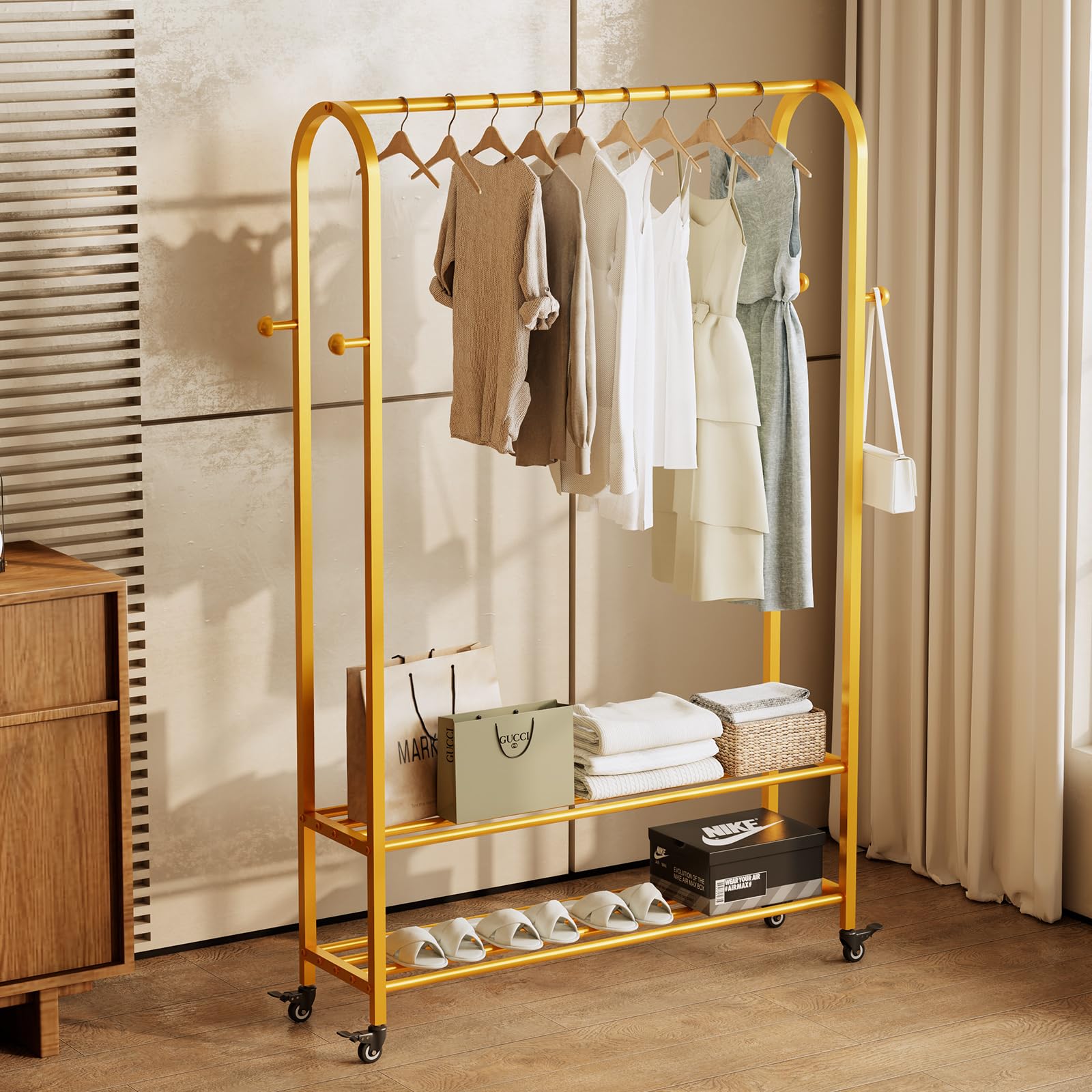 Kleiderständer auf Rollen 110 cm, Garderobenständer Metall mit 2 Ablagen und 4 Haken, Mobiler Kleiderständer mit Feststellbaren Rollen, Bogenförmiges Design, Robust & Elegant (Gold)