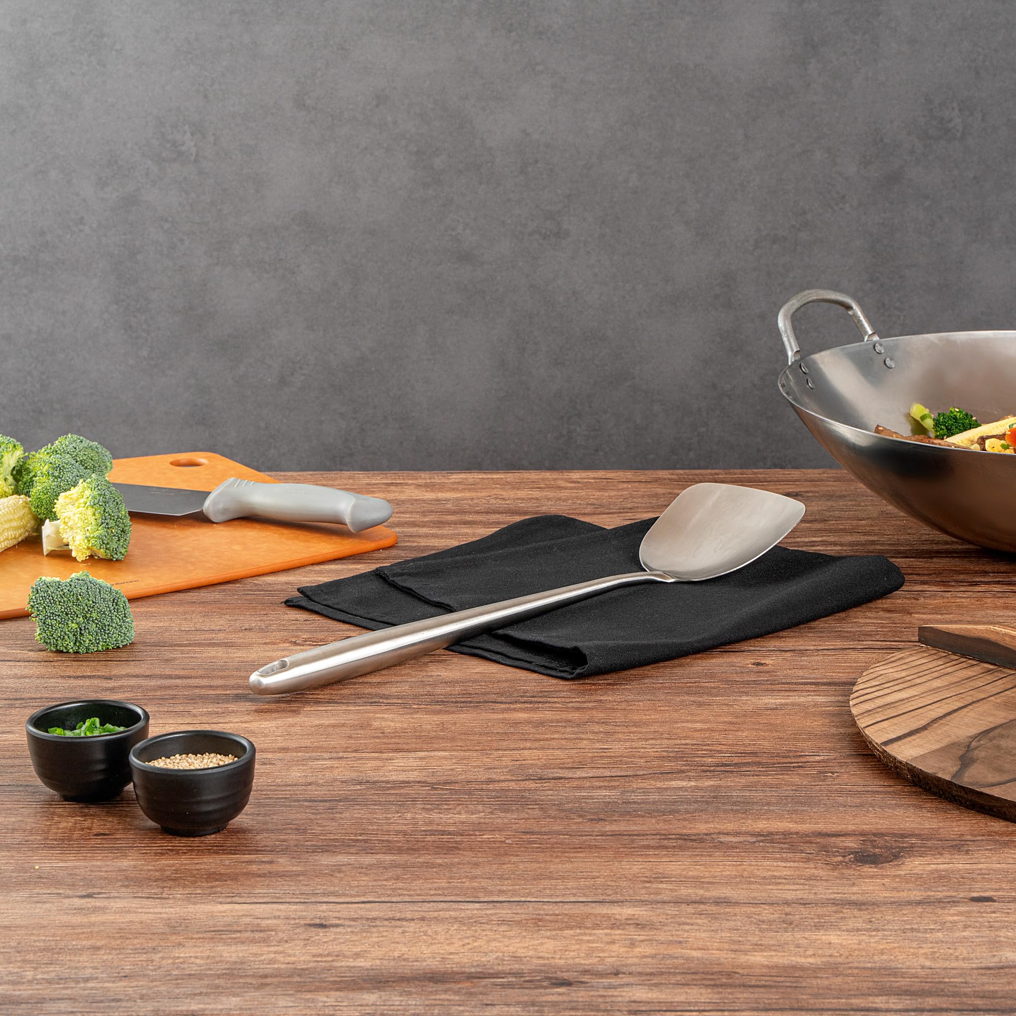 Restaurantware - Motomori - Espátula de wok de 17 pulgadas, 1 volteador de cocina ancho, agujero para colgar, mango extralargo, espátula de cocina china de acero inoxidable 304, apta para
