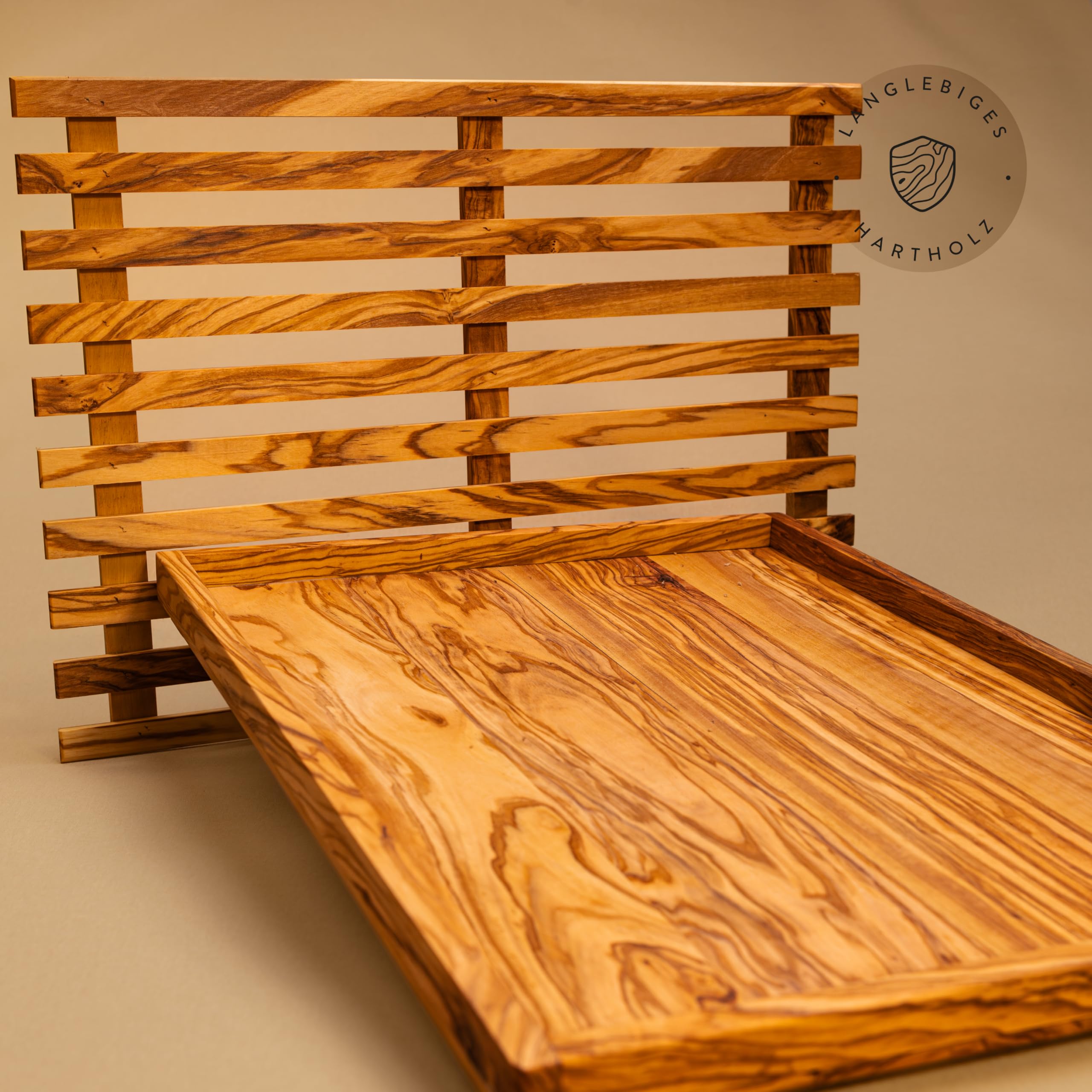 DAS OLIVENHOLZBRETT® Brotschneidebrett/Brotbrett mit Auffangbehälter/Krümmelrost 35cm x25cm | mit Auffangbehälter, für eine krümelfreie Küche, leicht zu reinigen, aus hochwertigem Olivenholz!
