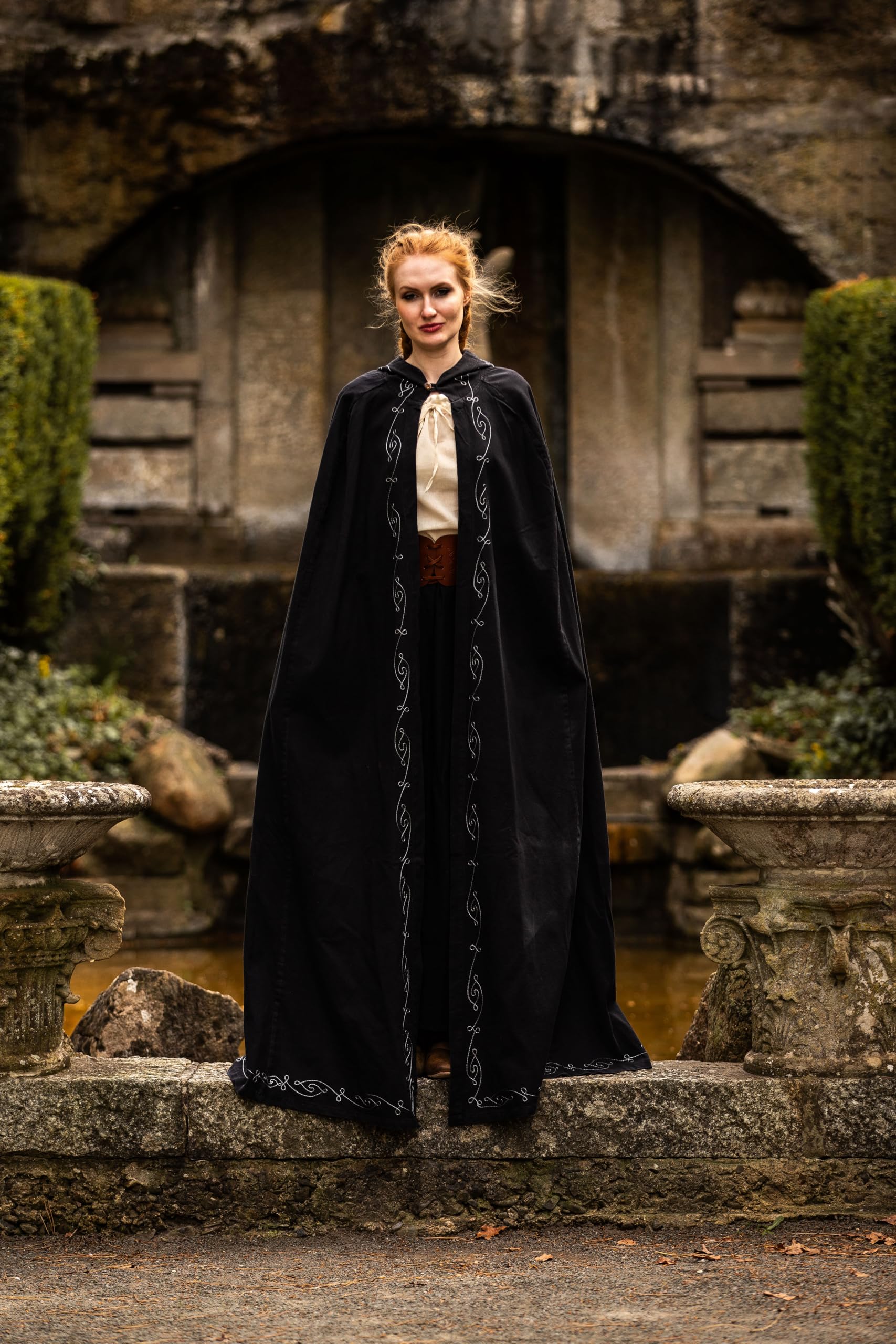 Leonardo Carbone® Unisex Mittelalter Umhang mit Stickerei Erna - Mittelalter Kleidung Damen & Herren, Cape Männer, Hobbit Kostüm, LARP, Wikinger, Cosplay, Halloween - 100% Baumwolle