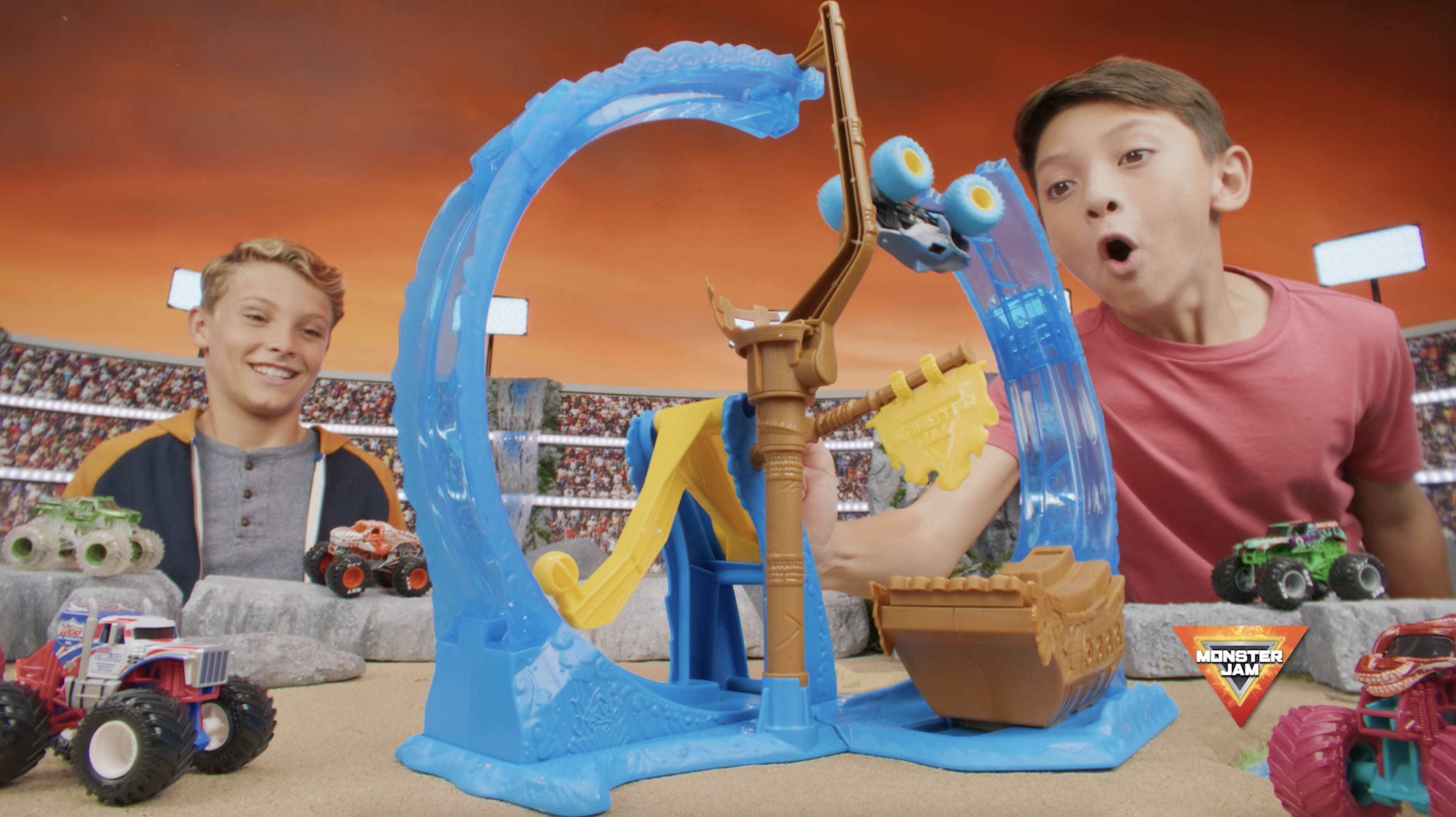 値下げ！新品未開封 モンスタージャム LOOP OF DOOM プレイセット Amazon.com: Monster Jam, Megalodon Loop of Doom Stunt Playset with