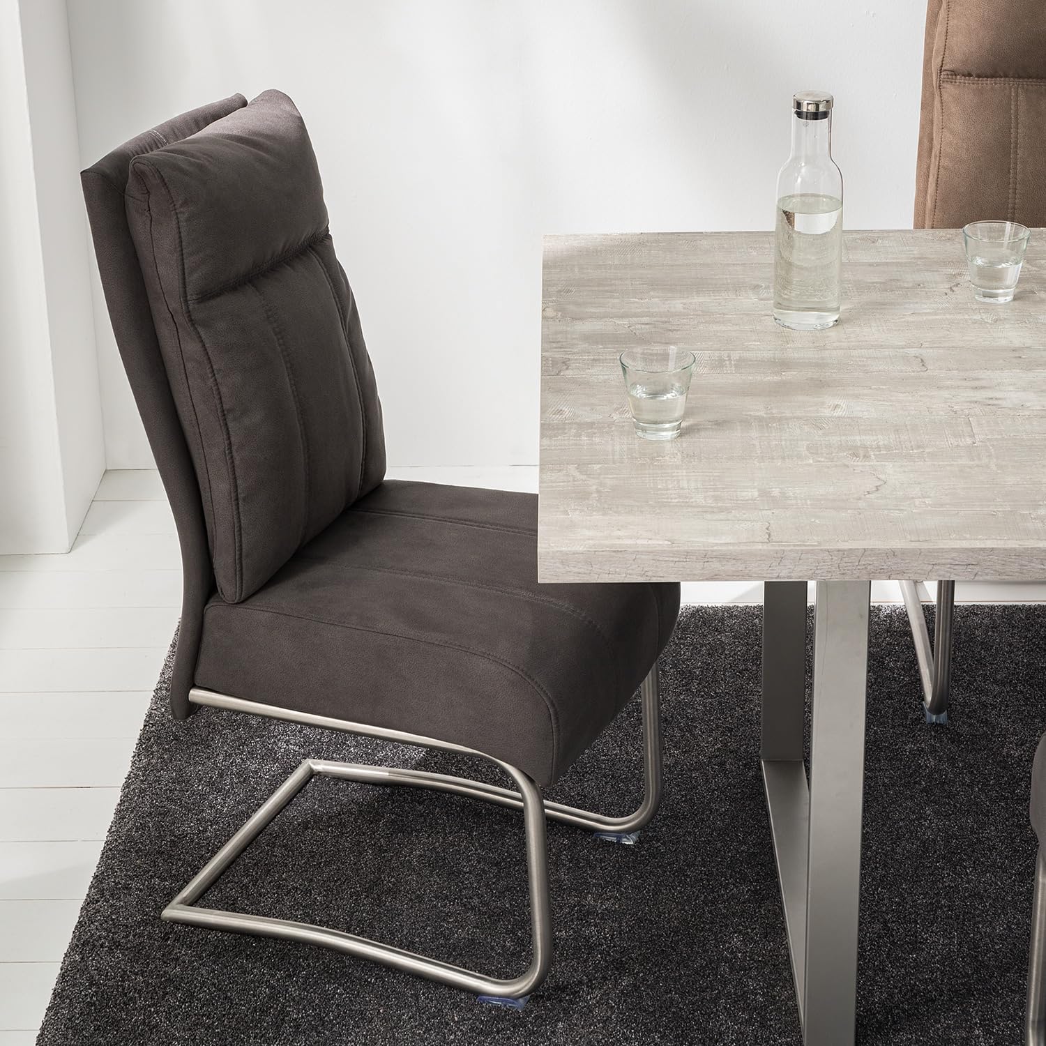 home24 Freischwinger 2er-Set | Microfaser Vintage| Edelstahlgestell gebürstet | Schwingfunktion für ergonomisches Sitzen | Esszimmer und Büro