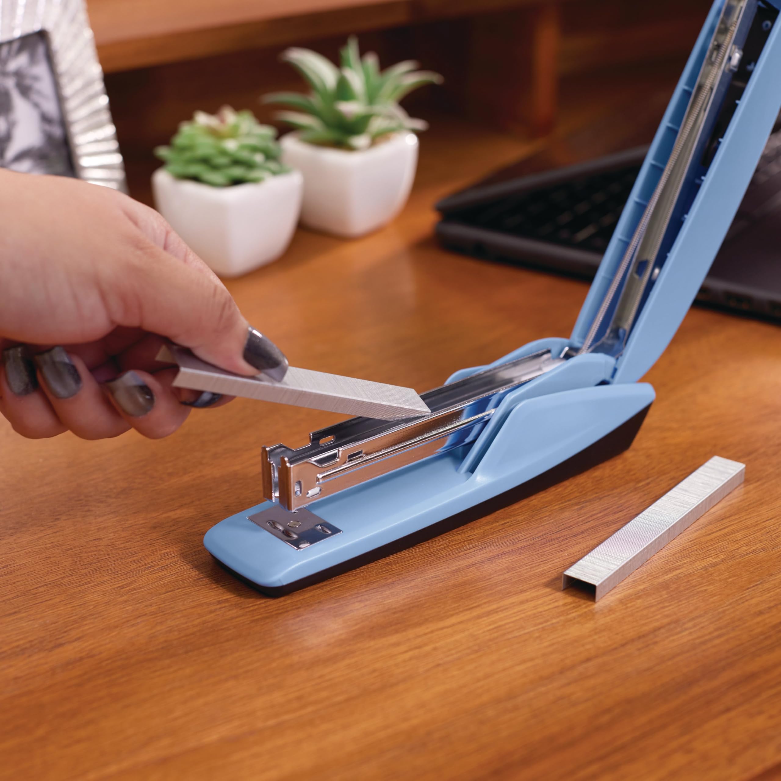 Swingline Heftgerät, 20 Blatt Kapazität, 545 Schreibtischhefter, Electric Blue (S7054511)