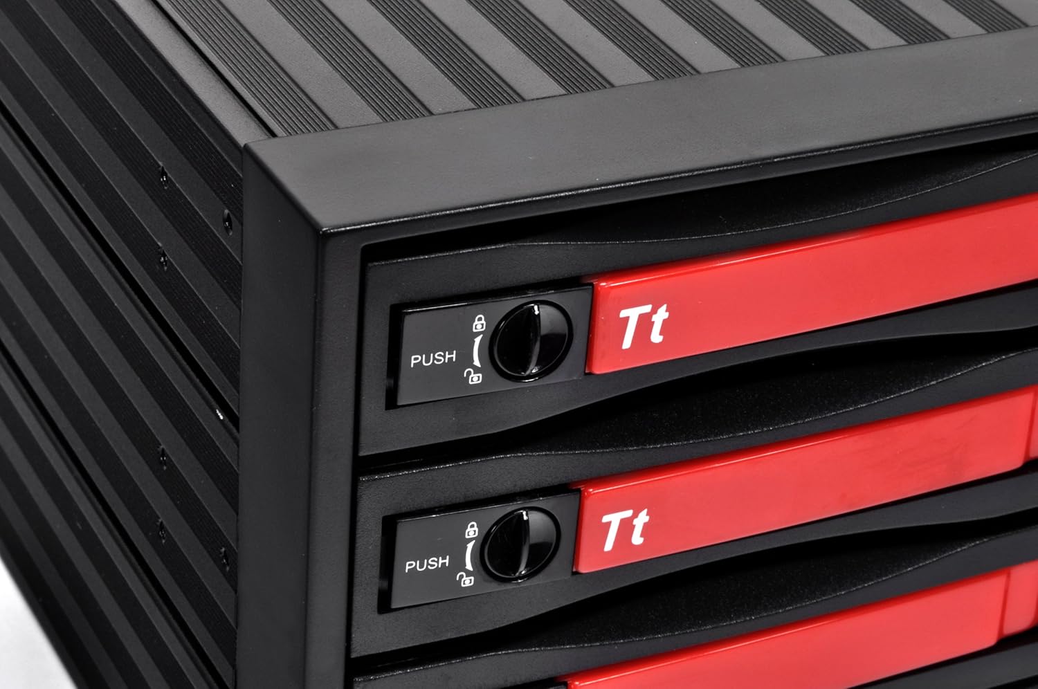 Close-up of the tray lock mechanism on Thermaltake MAX-3543