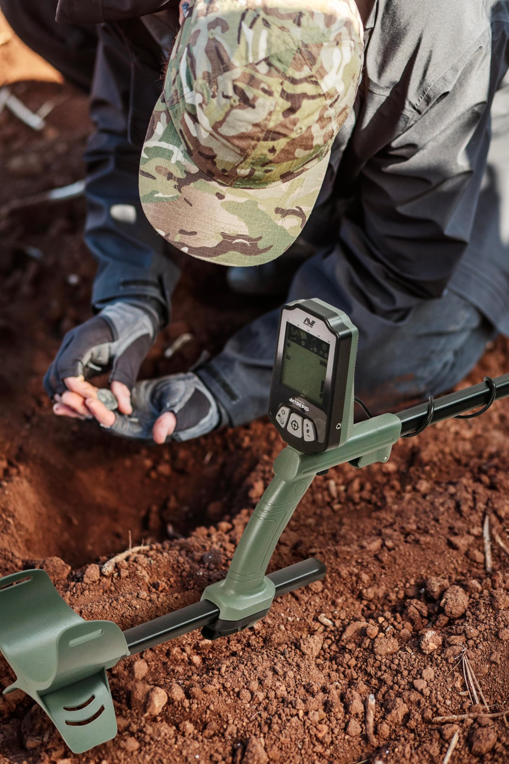 Détecteur de métaux Professionnel Tout-Terrain Minelab X-Terra Intrepid pour Adultes et Enfants - avec Bobine étanche - 2 Modes de détection et Identification Claire des cibles