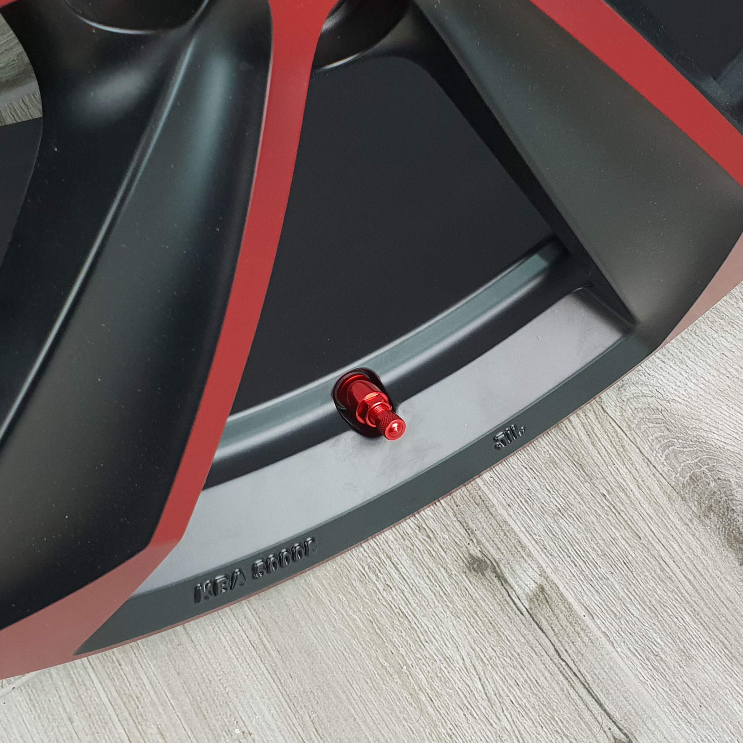 COPPIA VALVOLE PNEUMATICI IN ALLUMINIO A 90° PUIG DIAM. 11,3 MM PER Cerchi Made In Japan