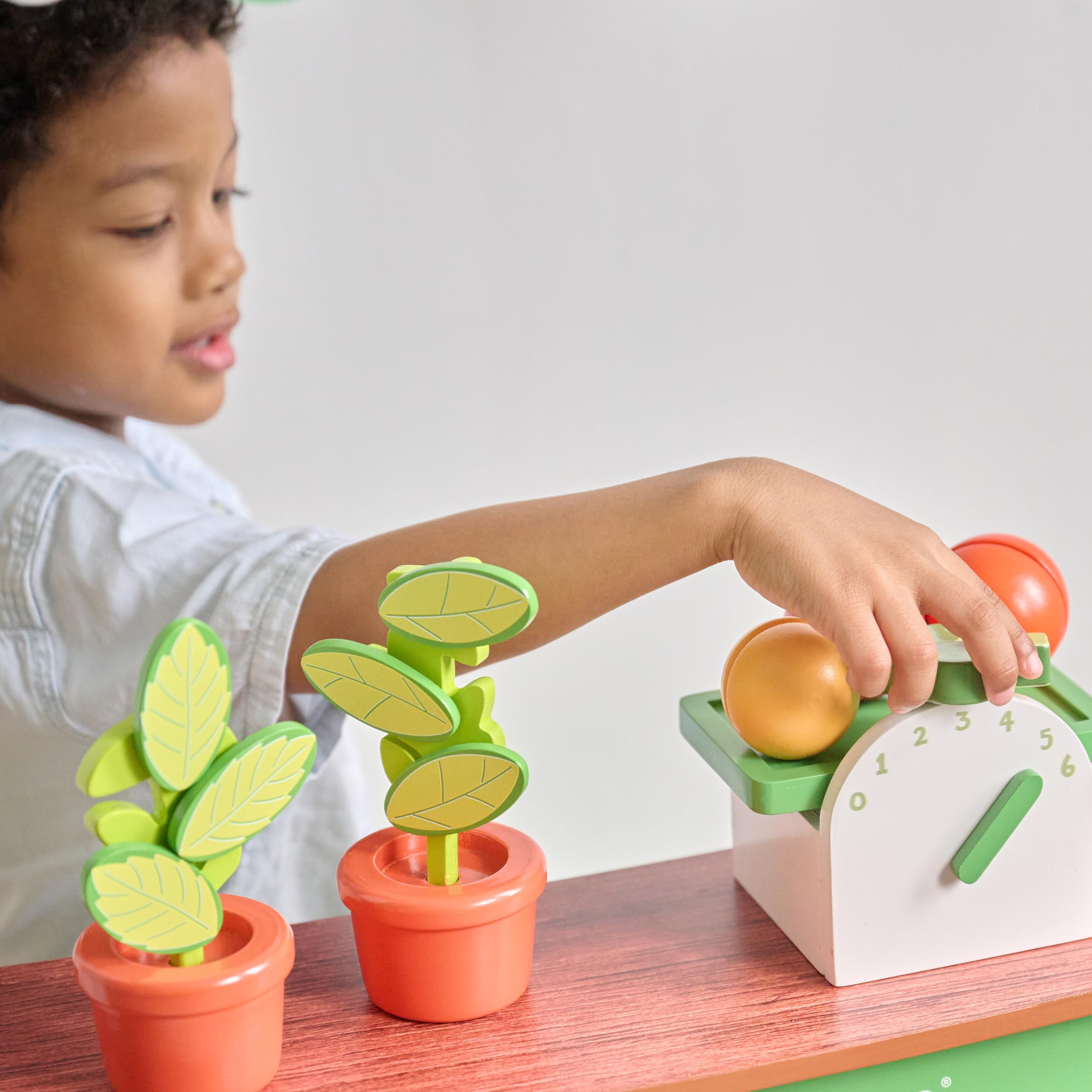 Teamson Kids Marktstand aus Holz mit Gemüse, Waage & Zubehör Spielset