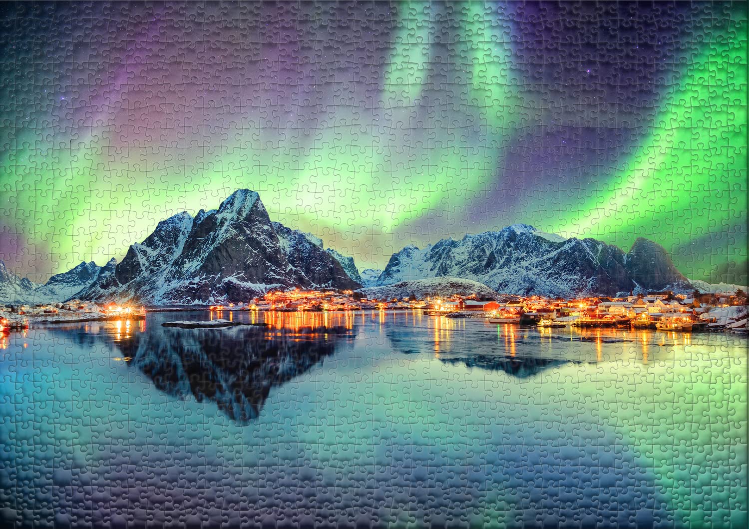 Ulmer Puzzleschmiede - 'Danse Lumineuse du Nord' - Puzzle de 2000 Pièces - Aurores Boréales dans le Ciel Nocturne Au-dessus des Villages de Pêcheurs à Lofoten, Norvège