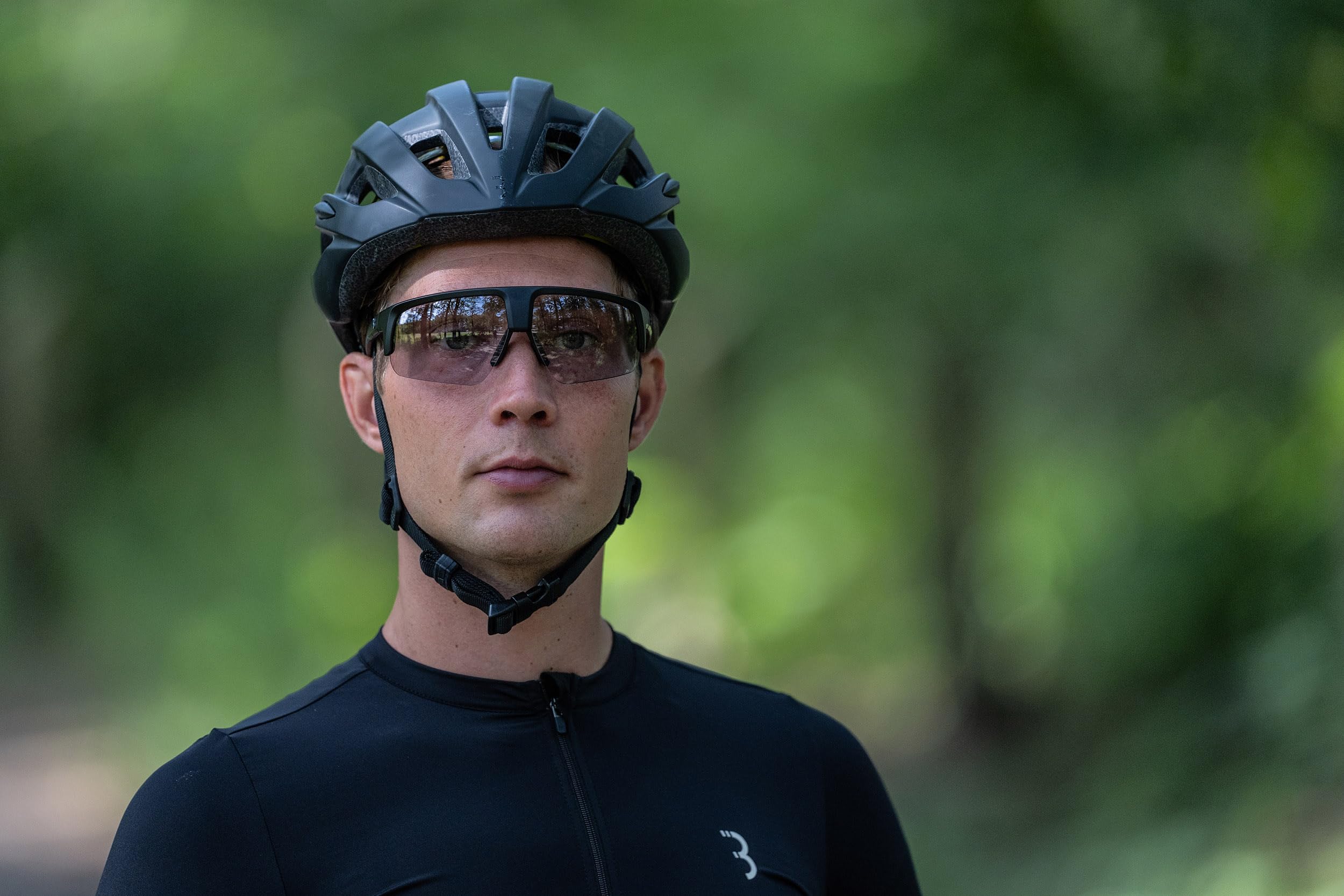 BBB Cycling Lunettes de cyclisme photochromiques Lunettes de soleil de cyclisme photochromiques pour homme et femme Protection 100% UV Gravel Bike Road Bike & MTB Noir mat Comet PH BSG-75PH